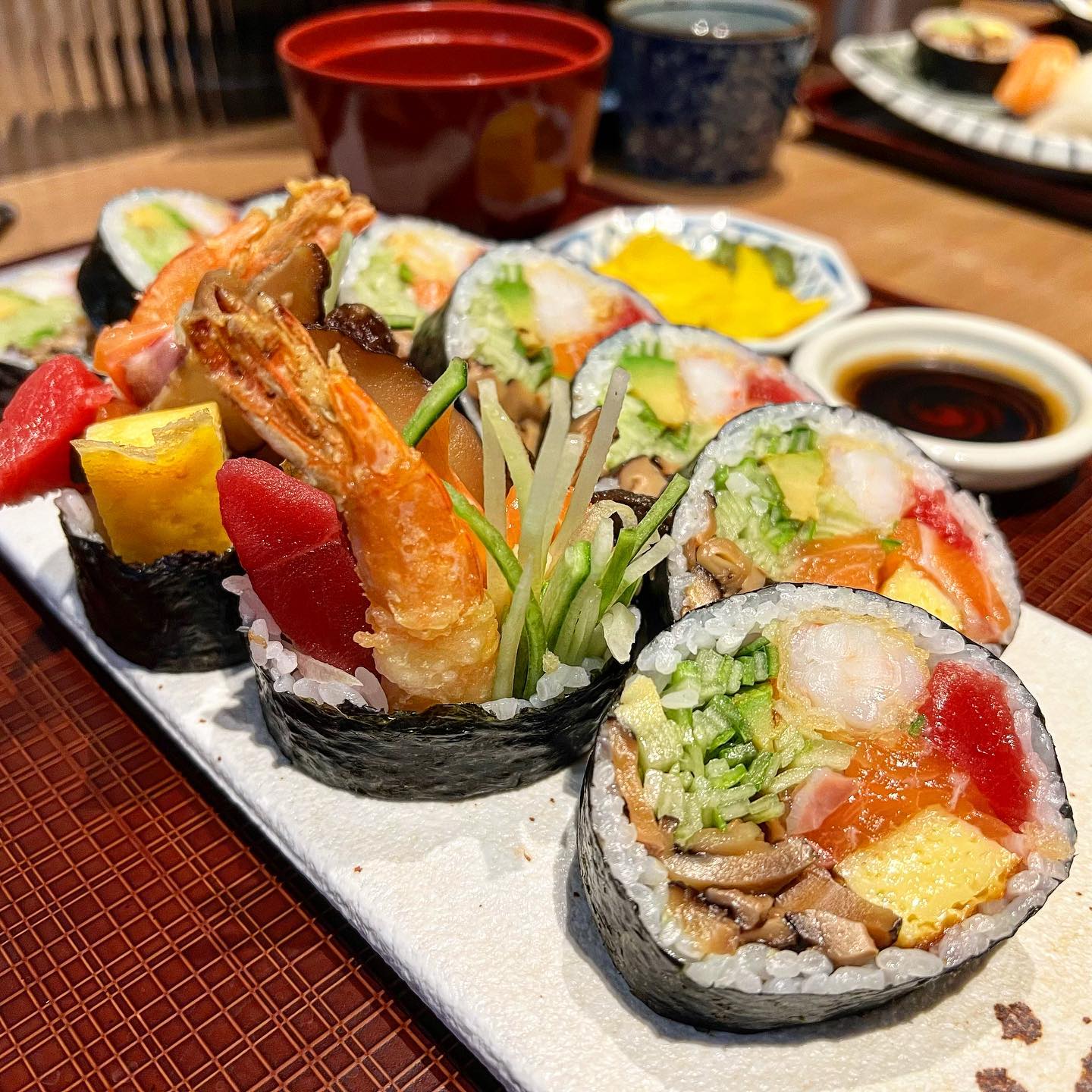 세계미식협회 3스타 맛집
'진가와 잠실 롯데월드몰점'
⠀
-연중 무휴
10:30 ~ 22:00
브레이크타임 15:00~17:00
⠀
브레이크 타임 이전에
14:30분쯤 오더 마감이 있으니
참고해주세요
⠀
-주차
롯데월드몰 주차장 이용
⠀
-웨이팅방법
나우웨이팅이 있지만
사람이 그렇게 많지 않아
따로 이용하지는 않는것 같습니다
⠀
-사시미& 스시 정식
가격 : 35,000원
⠀
오늘의 에피타이져 + 사시미(6p)
+ 스시(5p) + 미니튀김 + 미니우동 구성
⠀
에피타이져가 진짜 미쳤다
두부같이 생겼는데 치즈맛 나면서
꾸덕하고 달달한 꿀맛 진짜 이건
따로 디저트 시켜서 먹고싶을 정도로
맛이 아주 훌륭했다
⠀
사시미랑 스시는 솔직히..
구냥그랬습니다 ;; ㅋㅋㅋ
⠀
미니튀김도 그냥 그렇고
⠀
미니우동은 확실히 면 장인이라 그런지
잔치국수같이 면이 얇은데도 통통하고
호로록 식감이 너무 좋았어요
⠀
-후토마끼
가격 : 28,000원
⠀
후기가 좋길래 주문한 후토마끼
⠀
참치, 연어, 새우튀김, 아보카도, 계란말이,
표고버섯이 들어가 있었는데
⠀
일단 사이즈는 한입에 들어갈까?
싶을 정도로 큼지막 했구요
⠀
맛 밸런스가 너무 좋았습니다
사람들이 추천한 이유가 있더라구요
⠀
너무 오래 두고 먹으면 표고에서
깊은 향이 밥알 깊숙히 베기때문에
얼른 먹는걸 추천드립니다!
⠀
⠀
총평 : 전체적인 일식을 취급하는 식당이지만
면요리가 괜찮은것 같습니다
⠀
⠀
#진가와 #진가와잠실롯데월드몰점 #잠실맛집추천 #석촌호수맛집추천 #서울맛집추천 #잠실가볼만한곳 #핫플맛집 #잠실핫플맛집 #잠실핫플식당 #먹자국서울 #먹팔해요 #먹스타그램 #먹팔 #푸드스타그램 #좋아요 #좋반 #좋아요반사 #lfl #fff #koreafood #koreanfood #맛스타그램 #맛집스타그램 #맛집탐방 #맛집투어 #맛집공유 #맛집여행 #韓国料理