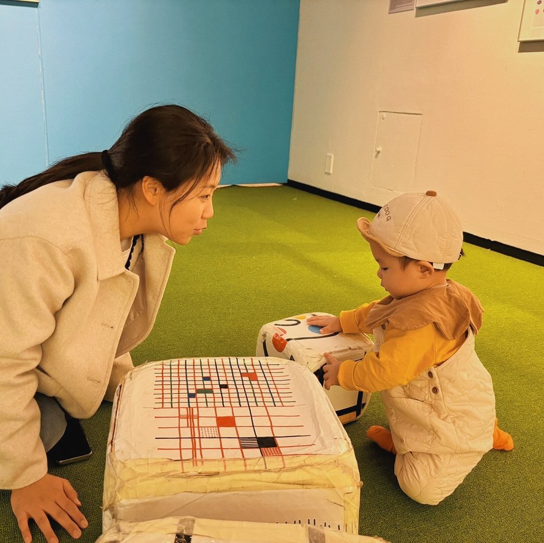 엄마가 애정결핍이에요😂 
전시회 갔다가 기빨린 애엄마랑 그 친구🫠