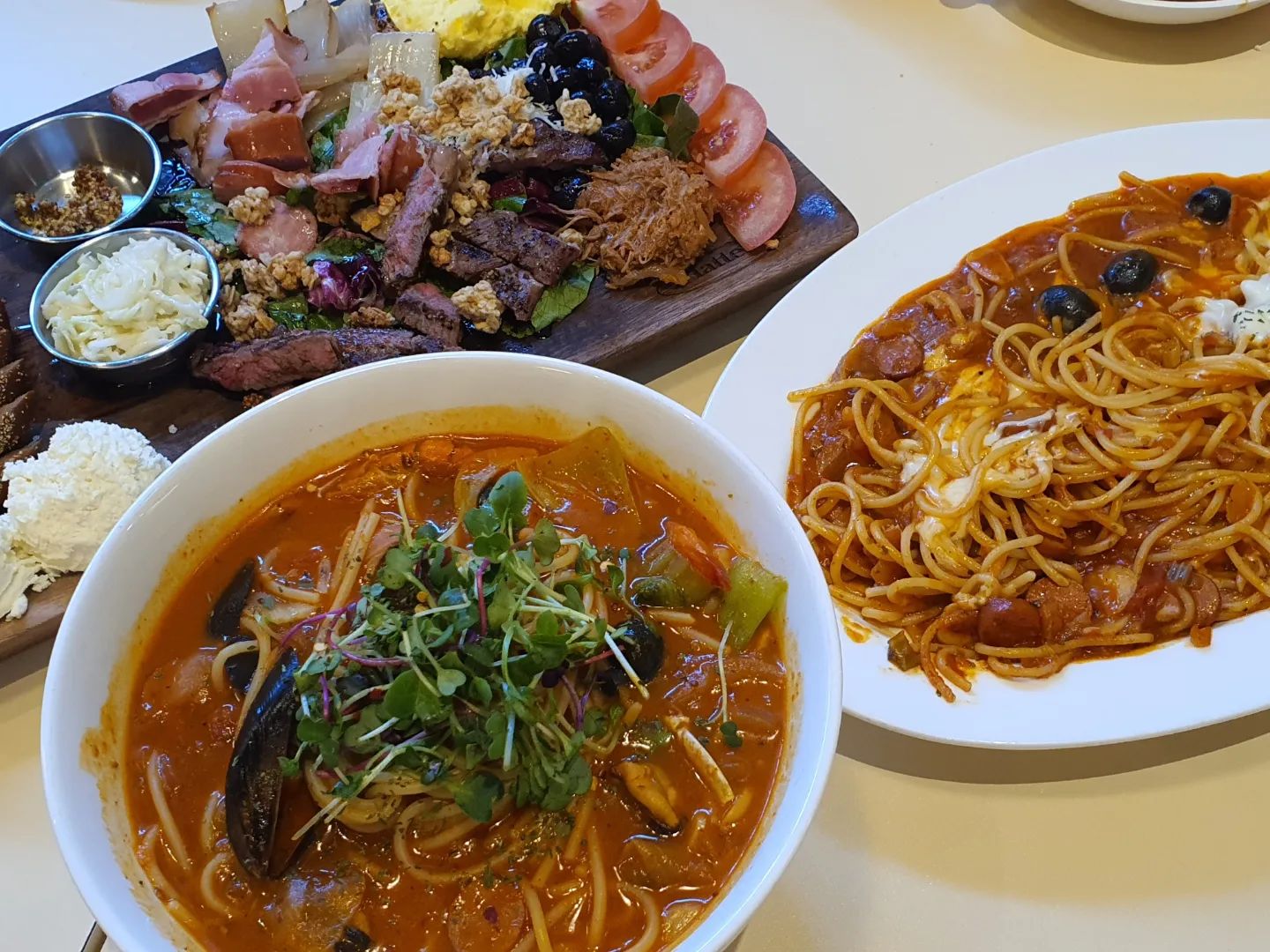 #주말점심메뉴

스테이크플래터랑 토마토파스탕이 맛있어서 
가끔씩 찾아가는곳인데 여전히 맛은 좋았고 배부르게 냠냠.