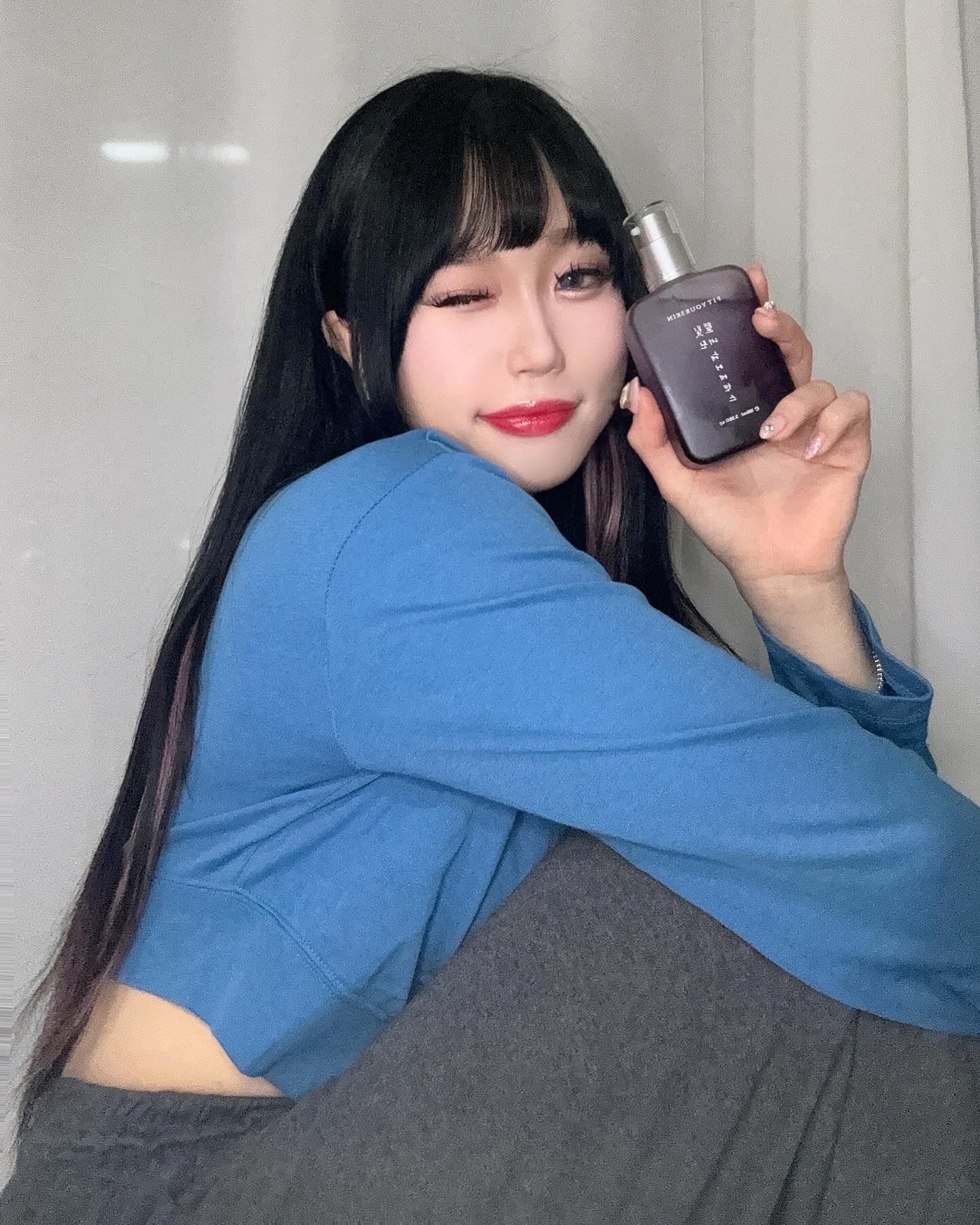 #협찬 #광고 ღ’ᴗ‘ღ

저처럼 머리에 염색 많이하고 고데기로 스타일링 자주하는 손상모들 진짜 다 모이세요!!

저는 머리카락이 엄청 얇고 숱도 많은데 머리 고데기로 스타일링을 많이해서 엄청난 극 손상모 ㅠ 심지어 블랙으로 정착전에 탈색 및 염색을 2달에 한번씩한 극극 손상모로 헤어에센스는 진짜 필수에요!
에센스 좋다는거는 다 이것저것 사용하고 정착 못하고있었는데 요고 완전 요물 (๑˃̵ᴗ˂̵)و
가벼운 제형으로 떡짐도 없고 라이트한 마무리감으로 엄청 산뜻해서 하루종일 기분이 좋아용🍀
무엇보다 전 향을 중요시 여기는데 하루종일 은은하게 오래도록 지속되는 플로럴 머스크향으로 완전 향기로워서 기분도 업!

그리고 지금같은 날씨에 저만 정전기가 심한가요?ㅠ정전기 심한분들은 꼭 에센스 필수인거알죠? 

정전기가 심한사람  추천!
사용 후 손에 끈적임이 없는 제형을 찾는다면 추천!!
하루종일 은은하게 오래가는 향을 원한다면 추천!!!
모발에 영양을 가득가득 주고싶으면 왕 추천!!!!

별빛내린 헤어에센스로 우리 언제 어디서나 간편하고 산뜻하게 케어하자구용~✨

#솔직후기 #핏유어스킨 #FYS #별빛내린헤어에센스 #향이좋은 #헤어에센스 #핸드세럼 #핸드워시