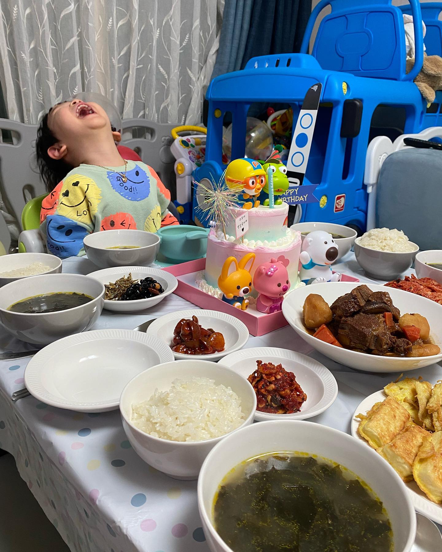 ddduooo🤍731 
뚜오의 두번째 생일🎂🎂❣️
미역국도 갈비찜도 잡채도 케이쿠도 너무 성공적😏
수호가 좋아할생각에 머리속으로는 완벽했으나
생각과 현실은 달랐다😅
풍선과 뽀로로케이크를 보고 흥분해 달려드는너오ㅏ
벌써터져버린 풍선들,,,ㅋㅋㅋㅋㅋ
1차로 할비할미랑 밥냠냠하고 2차로 생일파티🤍
힘들었지만 수호가 너무 좋아해서 엄마행벅해🩷
#생일축하해🎂 #사랑해울애기 #뚜오생일 #0129