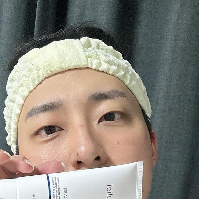  쏠룩 on Instagram: "#광고

📌여드름과 같은 트러블에 특화된 유리프 시카 셋업 크림👐

유리프 시카 셋업 크림은 크게 아래와 같은 효과가 있어요.

1. 시카7 컴플렉스는 강력한 진정, 콜라겐 합성, 피부 장벽 강화, 수분 공급, 피지 감소에 효과적이에요.👍

2. 보타-피토좀은 피부 트러블 케어, 피부 건강 회복, 민감 피부 개선에 도움을 줘요☺️

3. 논-코메도제닉은 여드름성 피부 사용 적합 테스트를 완료하였으며, 모공을 막지 않는 노코메도제닉 제품이랍니다😋

저는 요즘 피부가 뒤집어지면서 좁쌀 여드름과 같은 트러블이 많이났고 평소 피부가 민감한 편이에요.
하지만 유리프 시카 셋업 크림을 일주일 정도 쓰고나니 개인적으로 트러블이 많이 가라앉았어요!:)

게다가 피부 대상 저자극 시험을 통과하여 안심하고 쓸 수 있더라구요😄

1. 유리프 시카 셋업 크림

#유리프 #수분크림 #시카 #민감성피부 #셋업크림"
