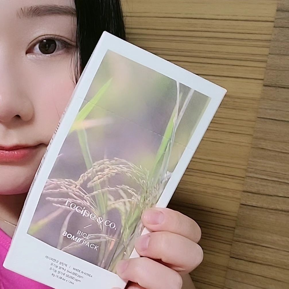 제가 정말정말 좋아하는 🌾쌀탄팩 ❤️ ( 현재 와디즈 펀딩중 D-4) 👉🏻 와디즈 검색창에 "쌀탄팩" 검색!

1탄 녹탄팩으로 시작했던 레시피앤코의 2탄 쌀탄팩 😘
무겁지도 않고 귀찮게 이거저거 섞을 필요 없이! 이지컷이라서 물 묻은 손으로도 잘 열리는 스틱 팩이에요 😍

전 워시오프 팩은 씻고나서 손으로 적당히 물기를 털어내고 촉촉하게 바르는 편이에요 ㅎㅎ 그럼 팩이 너무 마르지도 않고 적당히 잘 씻겨내려서 좋더라구요 ~ 😙

레시피앤코의 팩은 향도 은은하게 너무 좋고 인조적인 향이 없다는 점이 너무 좋고, 부드럽게 발리고, 가볍고, 양이많아요👍🏻

게다가 원물팩인데 너무 많은 성분들이 들어가지 않고 적당하게 들어가고 특히 대표님이 저와 같은 민감성 피부라서 정말 조심히 오래, 많이 테스트를 해서 만드신 제품이라서 그런지 더 마음놓고 쓸 수 있었어요 ❤️

좀만 잘못해도 접촉성 피부염이 생기는 제 피부에 맞는 팩이에요! 나 민감하다 하시는 분들은 써보시는거 너무 추천드려요 😆 퇴근하고 이 팩을 바르고 있으면 그렇게 힐링될 수가 없다는거 ~ 와디즈에서 펀딩 참여하셔요 ㅎㅎ 많이 펀딩할수록 할인율이 높아져용 ❤️