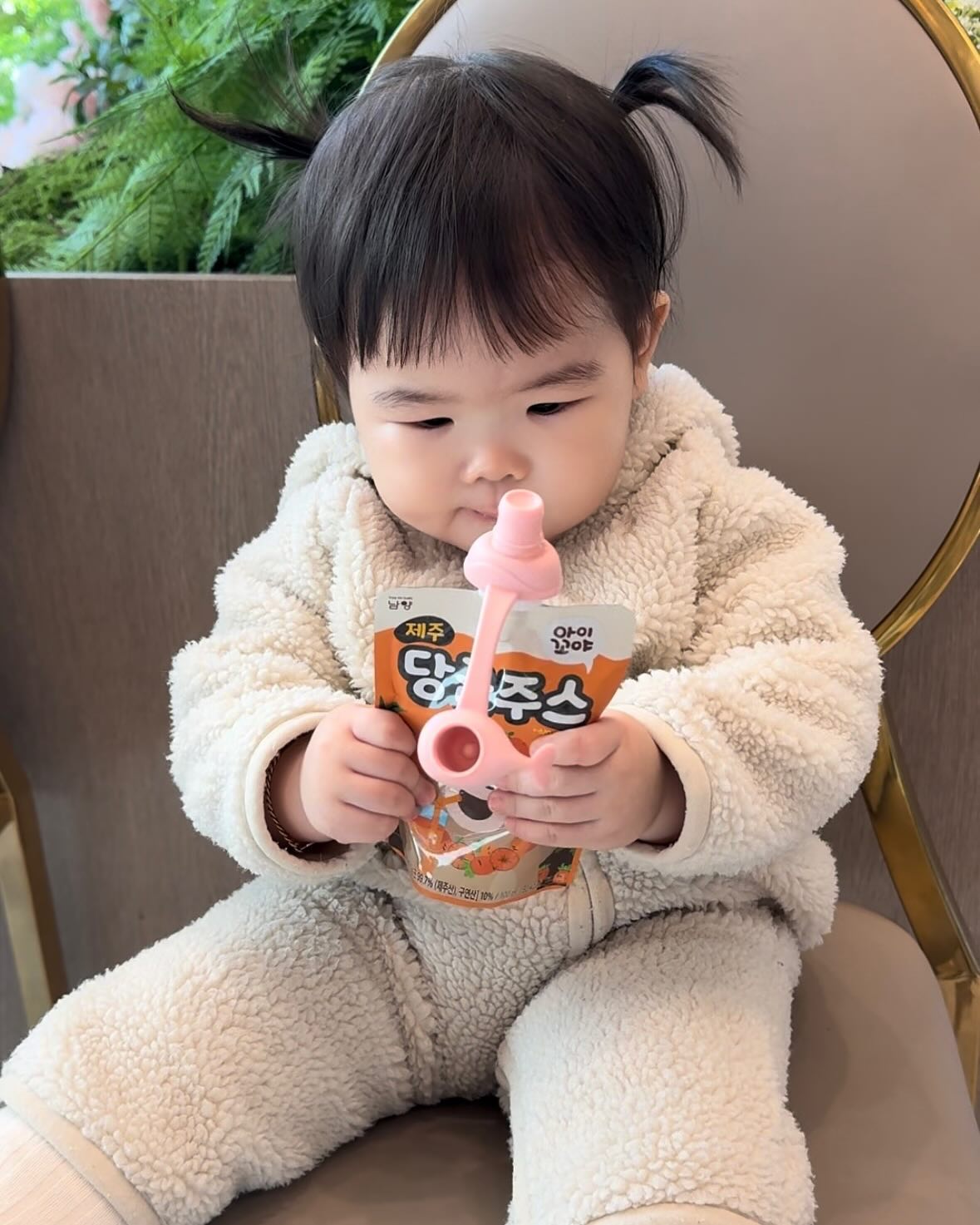 당근쥬뜨 먹방보세오 🧡🧃🥕

당근쥬뜨 맛있어서 한번더 음료 쳐다보는거냐 묻던 
이모들이 있어찌만,,, 영상의비밀은,,,,
덤벙이 엄마가 잘못줘서 음료가 안나와서 다시 쳐다보는거였음🤣

아빠가 다시해줘서 꿀떡꿀떡 원샷 하셨슴미데이 ㅋㅋㅋㄱㅋㅋ
#초보엄마#딸랑구#육아소통#아기쥬스