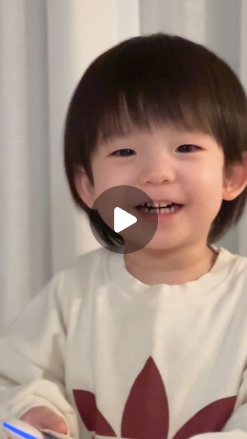  무무, 심이준, 시미준 🧸 on Instagram: "#두두스토리협찬리뷰 #두두스토리체험단 

요즘 이준이 말문 트이기 1등 공신,
바로 두두스토리 베이비 세즈인데요! 🖤

이준이처럼 옹알옹알 말문이 트이는 영아기 시기부터 
점점 문자를 익혀가는 유아기까지 
오래도록 활용 가능한 프로그램인 것 같아요. 

깜찍한 토끼 모양 말하기 토이와 책과 함께 공부하니 
시각, 청각, 호기심을 동시에 자극하면서 
쑥쑥 말문이 트이는 느낌이에요. 

이준이는 요즘 제일 관심 분야인 
음식 책과 탈 것 카드에 푹 빠져버렸답니다 🤭

돌부터 이준이 또래 아가들 
베이비 세즈와 함께 즐겁게 말놀이 해보세요 >< 🎵

⌗ 두두스토리 베이비 세즈 
그림책 10권, 말하기 토이, 낱말카드 200장, 놀이카드 10장, 그림책 찬트 카드 10장

🏷️ ᴛʜᴀɴᴋs ᴛᴏ @doodoostory_official 

#시미준 #시미준_협찬 
#두두스토리 #두두스토리베이비세즈 #두두스토리첫말하기프로그램 #베이비세즈 #아기전집 #돌아기전집 #돌아기책 #아기언어발달 #언어발달 #낱말카드 #아기낱말카드 #두돌아기 #아기발달"