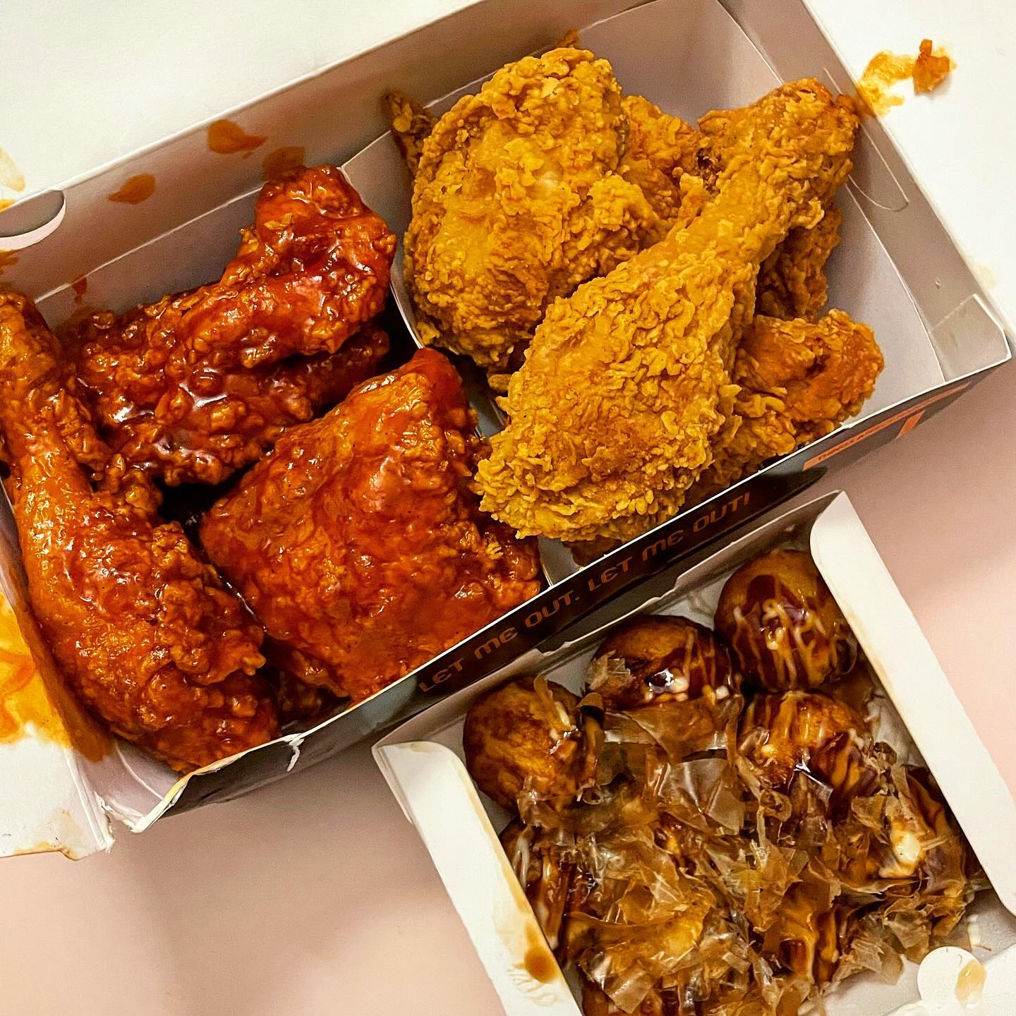 #유시엔치킨 #동탄맛집 #동탄치킨 #화성맛집

🍗유시엔치킨🍗
동탄유일 개인치킨 전문점
프렌차이즈보다 더잘되는 치킨집
가성비최고👍🏻훌륭한 맛👍🏻

후라이드반+양념반 🍗14000원
사이드메뉴 타코야끼 🍡(9개)3000원 

요새 진짜 다 너무 비싸고 한데 ㅜㅜ 
유시엔치킨은 사이드까지 다해서 
이 가격 실화 인가요 ㅠㅠ 

📍경기 화성시 동탄대로시범길 261 1층 109호
⏰월-토 11:00~01:30 일 11:00~24:00