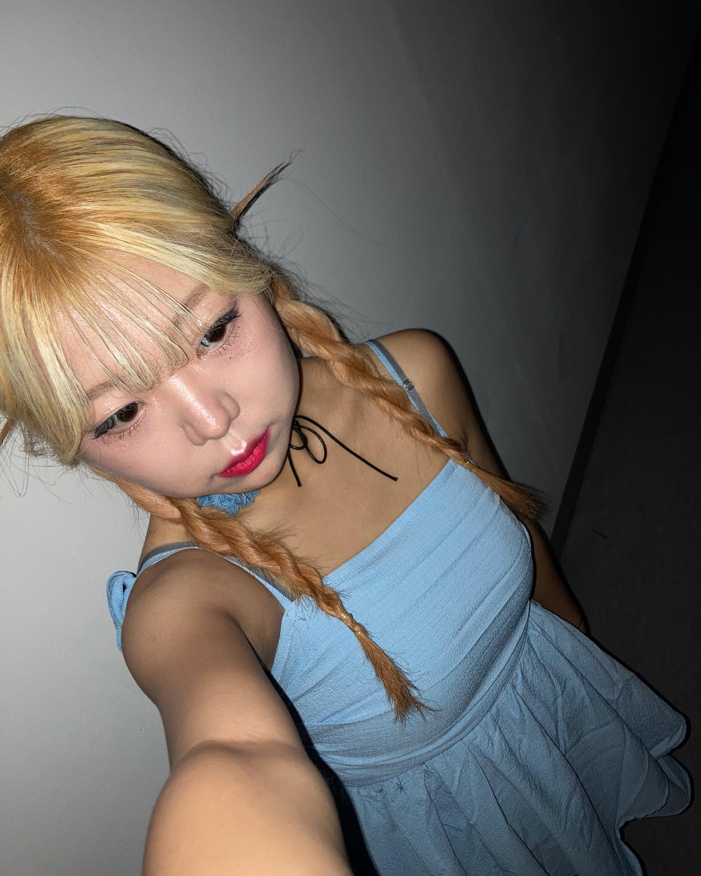 처음 시도한 컨셉 ヾ(´▽｀;)ゝ
여리여리를 원했으나 너무도 든든하게 생김
오랜만에.. 기카 셀카도 찍어봄..

모두들 수고하셔따요. 공연준비를 다시 하고싶진않으나 뒤풀이.. 그거는 재밌네..
근데 이제 나만 즐거웠을수도….༼;´༎ຶ۝༎ຶ༽
새로운 사람 많이 알아서 조아 나는 E가 맞나봄 부정하려했지만 맞는거 같음