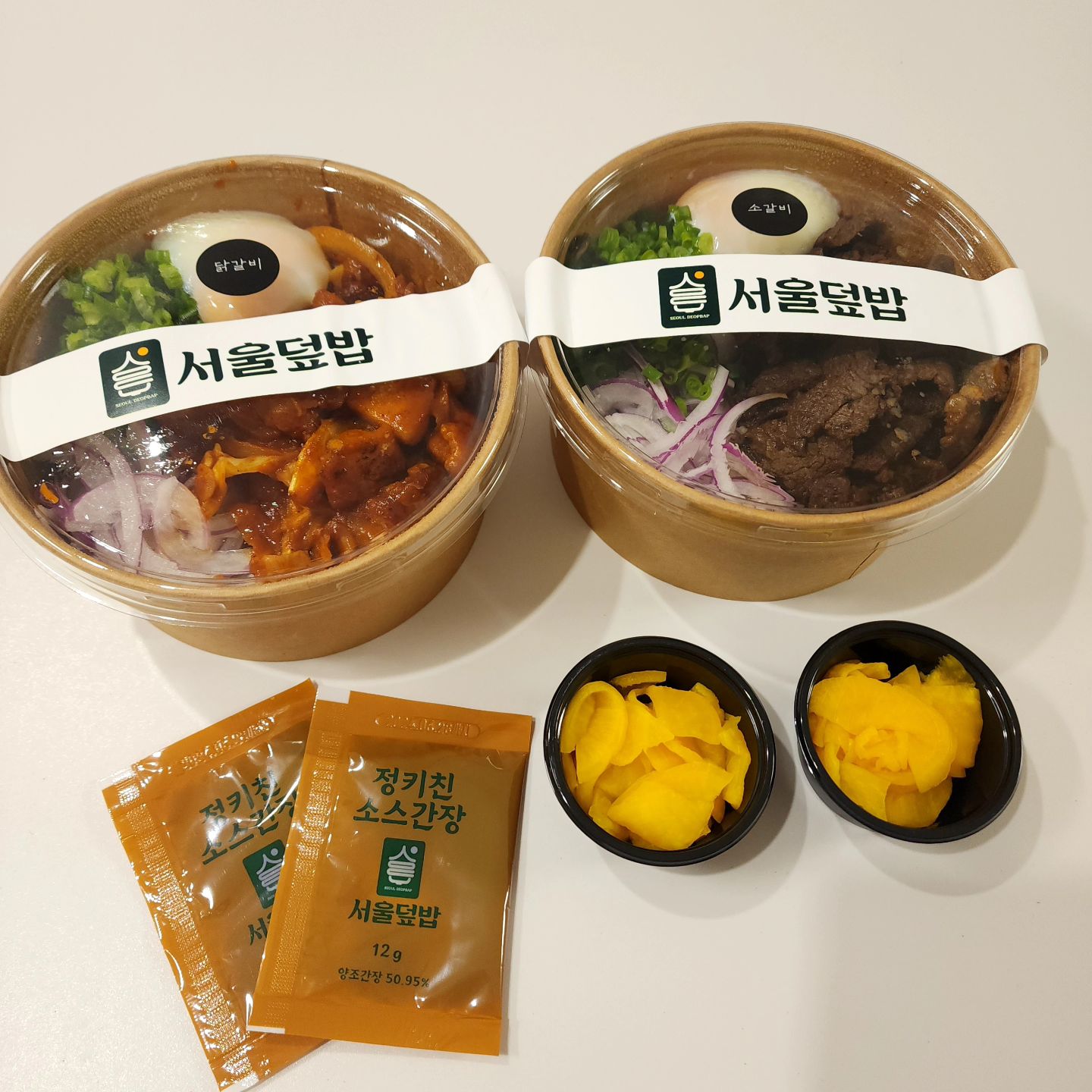 #협찬 오늘저녁은뭐먹지? 요리는하기싫어도
맛있는건 먹고싶으니까 :D 흔한 배달요리는 
질리고 집밥같은 한식요리를 먹고싶을때 
서울덮밥 포장해가기 완젼추천 !! 👍👍👍
요알못 주부도 믿을구석이 생김
.
.
방문포장하면 20% 할인이라 더 좋은데, 
포장해서 가면 식을까봐 걱정했더니 
식었는데도 더 맛있음. 
.
.
반숙 계란과 신선한야채와 고기, 그리고
특제소스가 어우러져 싹싹 비벼 먹으면 리얼 순삭,
잔반걱정없이 모두먹게됨 💛
.
.
✔️맛있는 고기가 듬뿍 올라간 서울소갈비 덮밥 14.9
✔️24시간 숙성한 부드러운 닭다리살에 은은한 카레향을
입힌 닭갈비 소스 덮밥 9.9
✔️특제불고기소스에 숙성한 서울돼지불고기덮밥 9.5
✔️매콤달콤한 서울고추장불고기덮밥 9.5 
✔️단체주문 상시 가능
.
.
#인계동맛집 #서울덮밥 #서울덮밥수원인계점 #덮밥 #단체주문