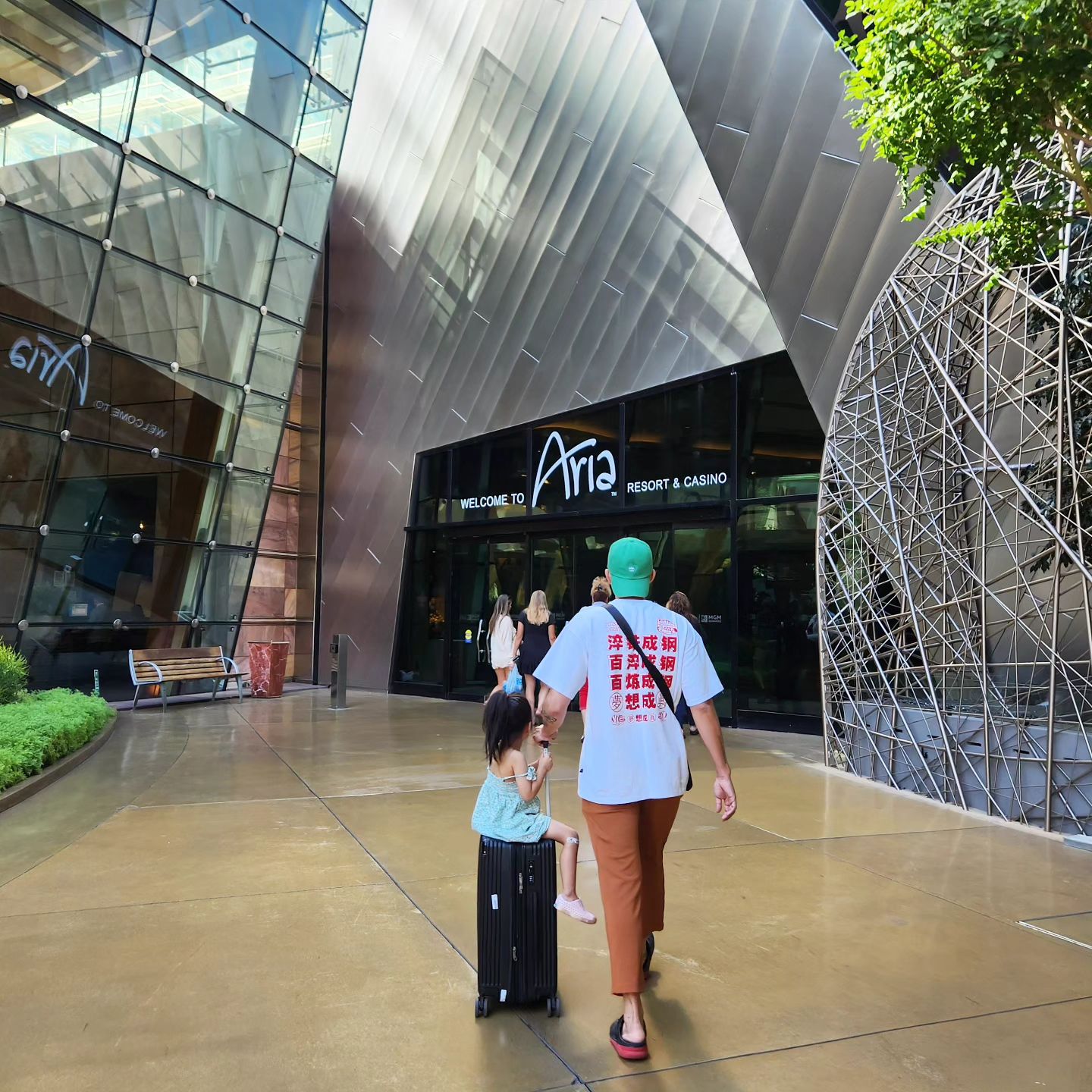 La여행 9일차 : Vdara Hotel & Spa at ARIA Las Vegas
라스베가스에서 카지노가 없어 매연이 안올라오는
가족친화형 호텔이라고 추천받아 예약한 브다라 호텔
5성급이라 시설이 매우 만족스러웠다

그런데 물이 없어서 아래 매점에가서 물을 샀는데
너무 비쌌다 물하나 맥주 3캔샀는데 5만원이 넘다니
무서운 곳...

라스베가스의 만족스러운  야경을 보고 숙면한 다음날
로비가 트램이랑 연결되어 있어 트램을 타고
다른 호텔로 이동 트램 진짜 미래세계였다

점심을 간단히 먹고 카지노도 처음으로 해보고
당연히 다 잃었다... 난 일확천금 스타일은 아닌가봐
아리아호텔에 정말 명품관이 많아서 눈돌아갈 뻔도 하고
샤넬매장에 줄이 없고 물건도 너무 많았다. 한국에서 오픈런
하시는 분들 위해 구대해주고 싶을만큼 물건이 많았다 ㄷ ㄷ
난 돈이 없어 그저 안타까울뿐..

라스베가스가 왜 인기 많은 도시인지 이젠 알 것 같다
-
#라스베가스여행 #브다라호텔 #vdara
#arialasvegas #미국여행 #미국서부여행 #la가족여행 #세딸맘 #육아스타그램