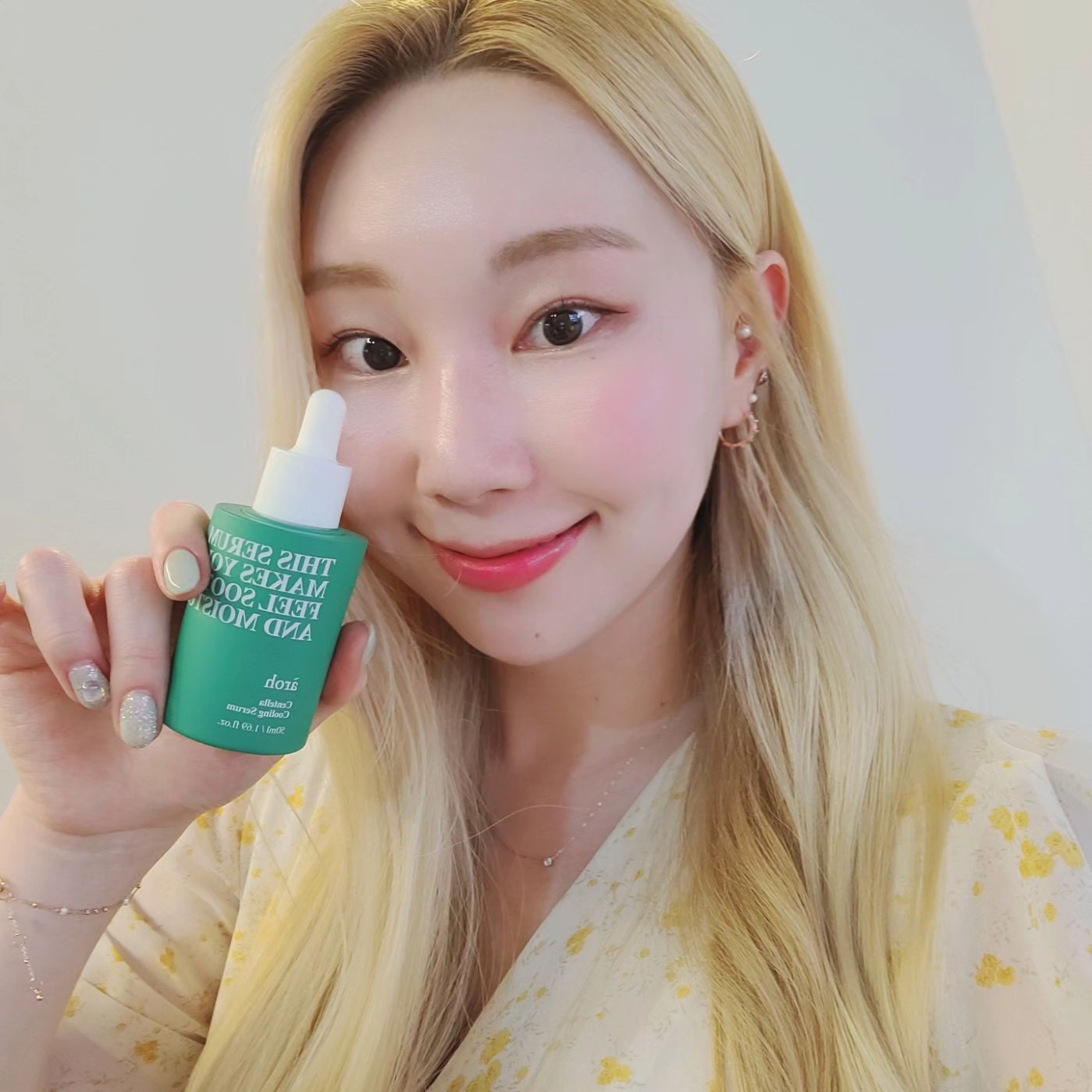 #제품제공 요즘날씨를 위한 에이로의
쿨링 3종 스킨케어 ! 🌿 
세트라서 더 수분감 팡팡에 
진정이 되는 시너지 효과가 나타나는것 같아요 
이렇게 촉촉한데 자극이 적어서
예민해진 피부를 토닥토닥 어루만져주는 느낌!
요즘 저의 하루 마무리는
강한 햇빛에 열오른 피부를 쿨링라인으로 진정시켜주기🫶🏻
.
.
.
aroh.global
#aroh #에이로 #센텔라 #토너추천 #세럼추천 #크림추천