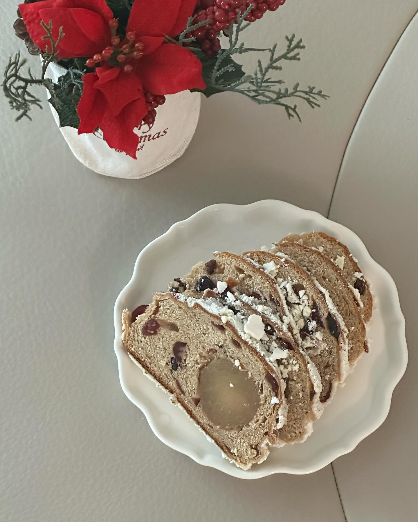 크리스마스가 다가오자나요🎄
겨울 제철음식 슈톨렌 ㅎㅎ 
어제 신세계강남점에 일보러 나갔다가 선물받아온 슈톨렌 🥖
절여진 과일 충분한 마지팬 너무 좋은 스코프 슈톨렌 이네요 
두개 더사올껄 ㅠㅠ 오늘 다먹겠다 살찌겠다 싶은맛🤤
슈톨렌 맛집있으면 제보해주세요~~ 
저 12월의 슈톨렌에는 진심이거든요😍😍

#슈톨렌 #스코프 #신세계 #겨울디저트 #크리스마스