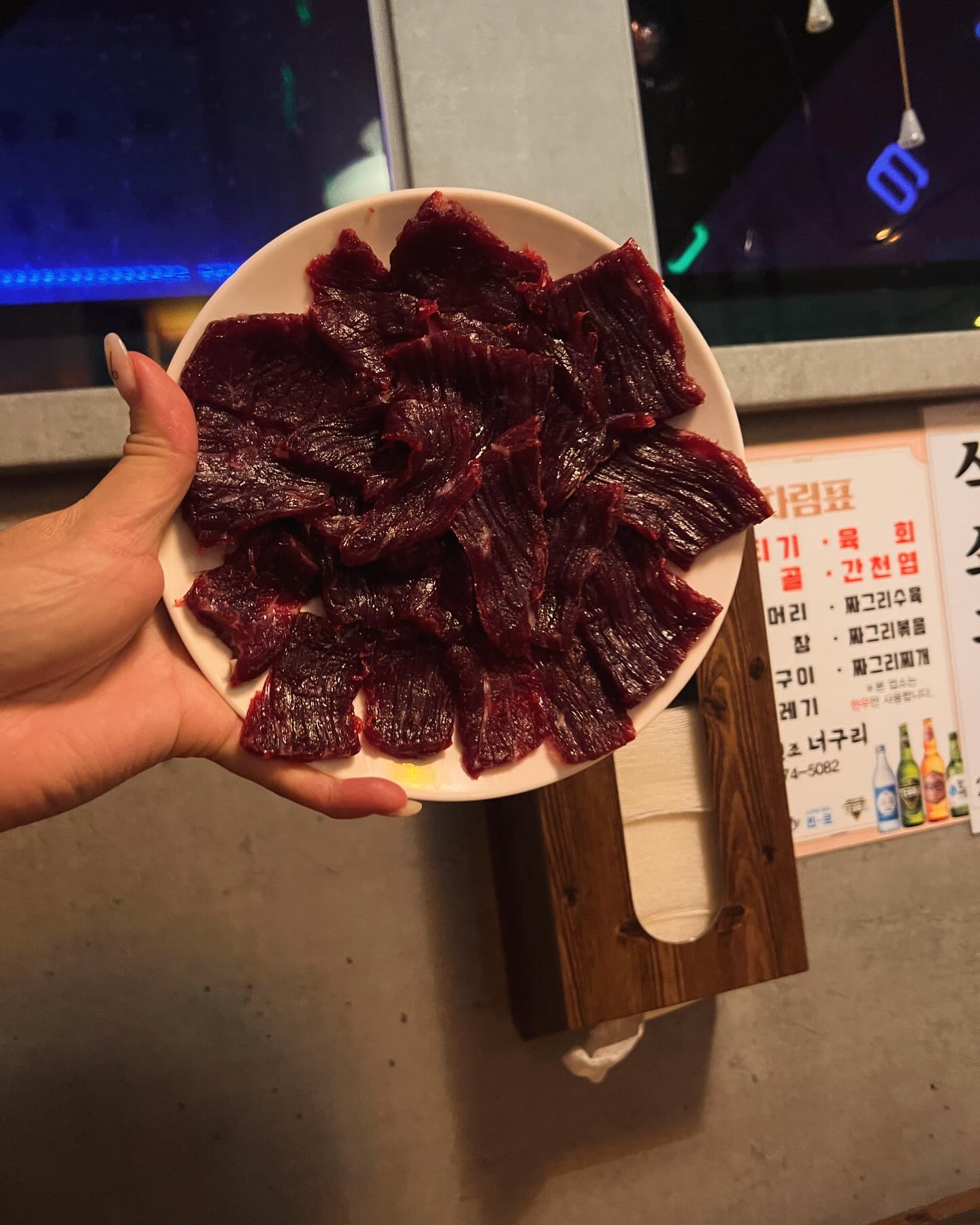 #너구리 #경주뭉티기
뭉티기는 처음이쟈나...!
평소에 뭉티기 피드를 보면 먹고싶다는 생각을 했었다
그치만 경상도 음식은 뭔가 경상도에 가서 먹어야될것같았달까
경주에 온김에 맛집 찾다가 발견함 뭉티기 로컬 맛집 너구리✨
왠지 이 집이다싶어 들어감 ㅋㅋ
뭉티기 소짜 하나에 소주1!
나도 뭉티기를 그릇째 열심히 흔들어봤다(진짜 안떨어지는게 신기함)
소스에 미리 고기를 절이듯이 담가놓고 밑반찬으로 나온 얼갈이배추?데친거에 싸먹는거라던데 확실히 이렇게 먹으니까 고기의 쫀쫀함과 야채의 어우러지는 식감도 좋고 더 맛있더라 ㅋㅋㅋ(물론 기냥도 먹음)
 
일행이 오드래기도 먹고싶다길래 처음이지만 도전!
내장 구이라길래 간이나 돼지특유의 냄새가 날것같아 걱정했는데
식감천재 뽀도도도도독 꼬독꼬독하면서
고소하고 맛있었음 ㅋㅋㅋㅋ 담에 또 오드래기 파는 집을 가게된다면 적극적으로 메뉴 추천할 수있음😀

무튼 이렇게 경주 맛집1 클리어-!
.
.
.
#경주여행 #경주시청 #뭉티기맛집 #데이트