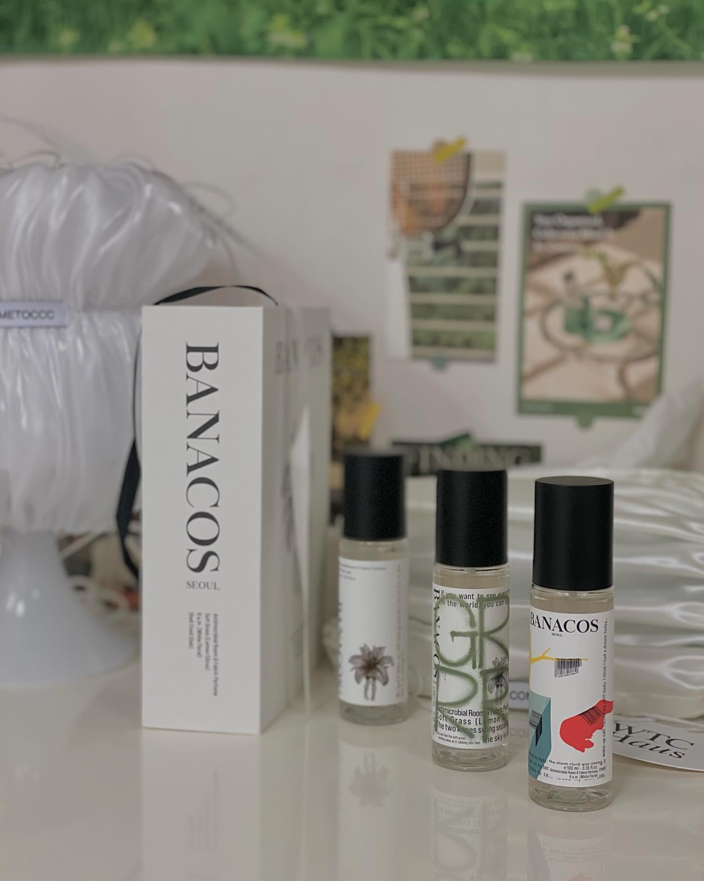 #gift 
바나코스는 롯데백화점에 입점되어있는 
룸 스프레이 브랜드예요. 

저는 북케이스 세트를 받아 사용해봤는데요,
북케이스는 페이크북으로 인테리어로 사용하거나
내부에 리모컨이나 스크런치 등을 넣어 
수납박스로도 사용할 수 있어 활용도가 좋아요. 

바나코스 룸스프레이는 
99.9% 향균, 소독, 살균이 가능해
냄새가 섞여 탁한 향이 나는게 아니라
집안의 잡냄새를 잡아 기분 좋은
싱그러운 향이 날 수 있도록 도와줘요. 

🪵 shell fired [oak]
답답한 머스크가 아닌, 섬세한 우디향

🍃 6 a.m [white floral]
피톤치드에 쟈스민 꽃잎 하나가 떨어진 듯한 향

🍋 lemon citrus
허브향이 가득한 그린 플로럴에 레몬즙 한방울

바나코스 룸 스프레이는 1급 전문 조향사의 
스페셜한 레시피로 만들어진 흔하지 않은 향이라 
더욱 특별하게 사용할 수 있는 것 같아요🤭
banacos_official 
.
.
.
#바나코스 #룸스프레이 #디퓨저 #룸스타그램 #룸스타일링 #홈스타일링 #홈스타그램 #홈테리어 #룸테리어 #집꾸 #집테리어 #집스타그램