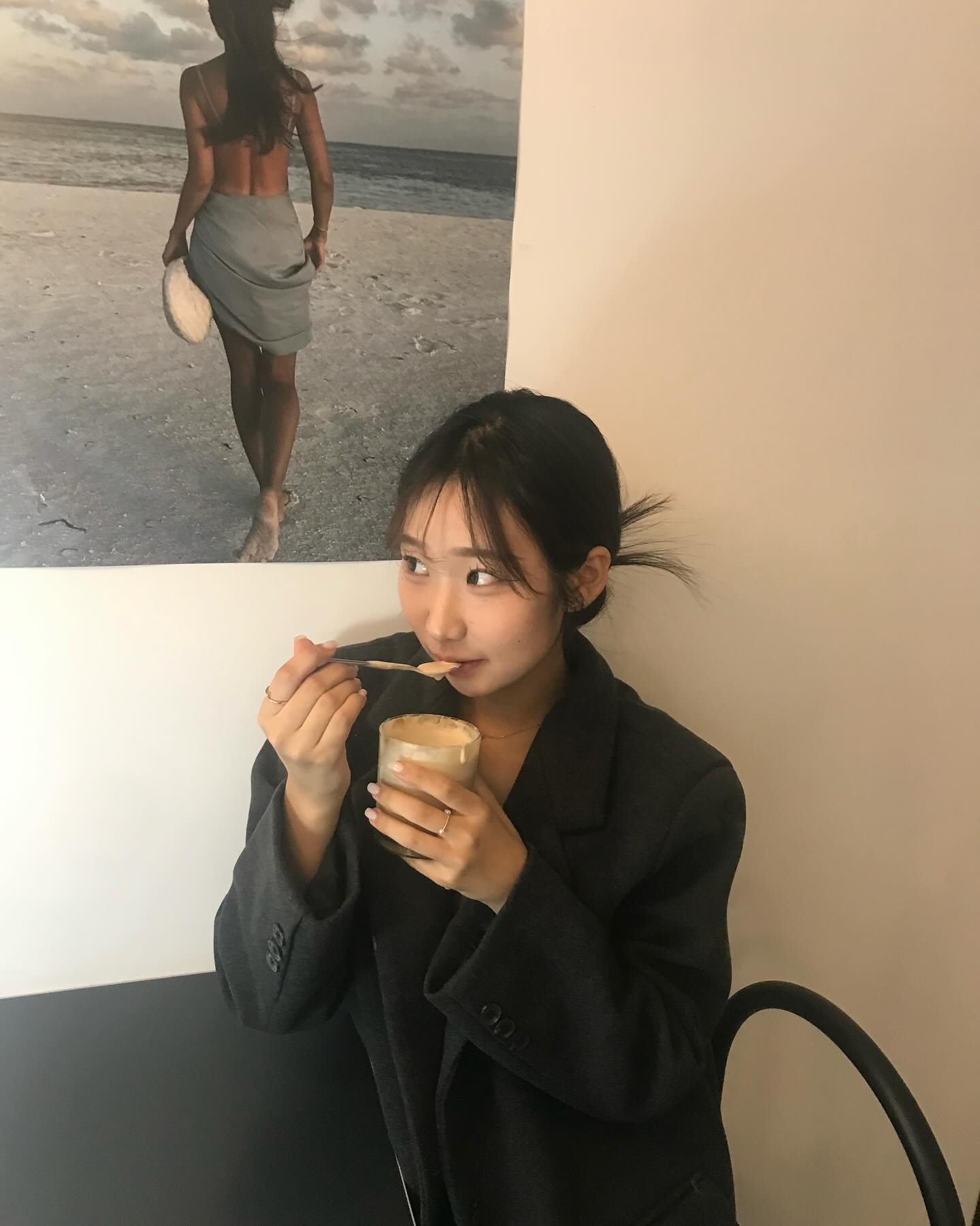 뒤에 여자보지말고 날 봐