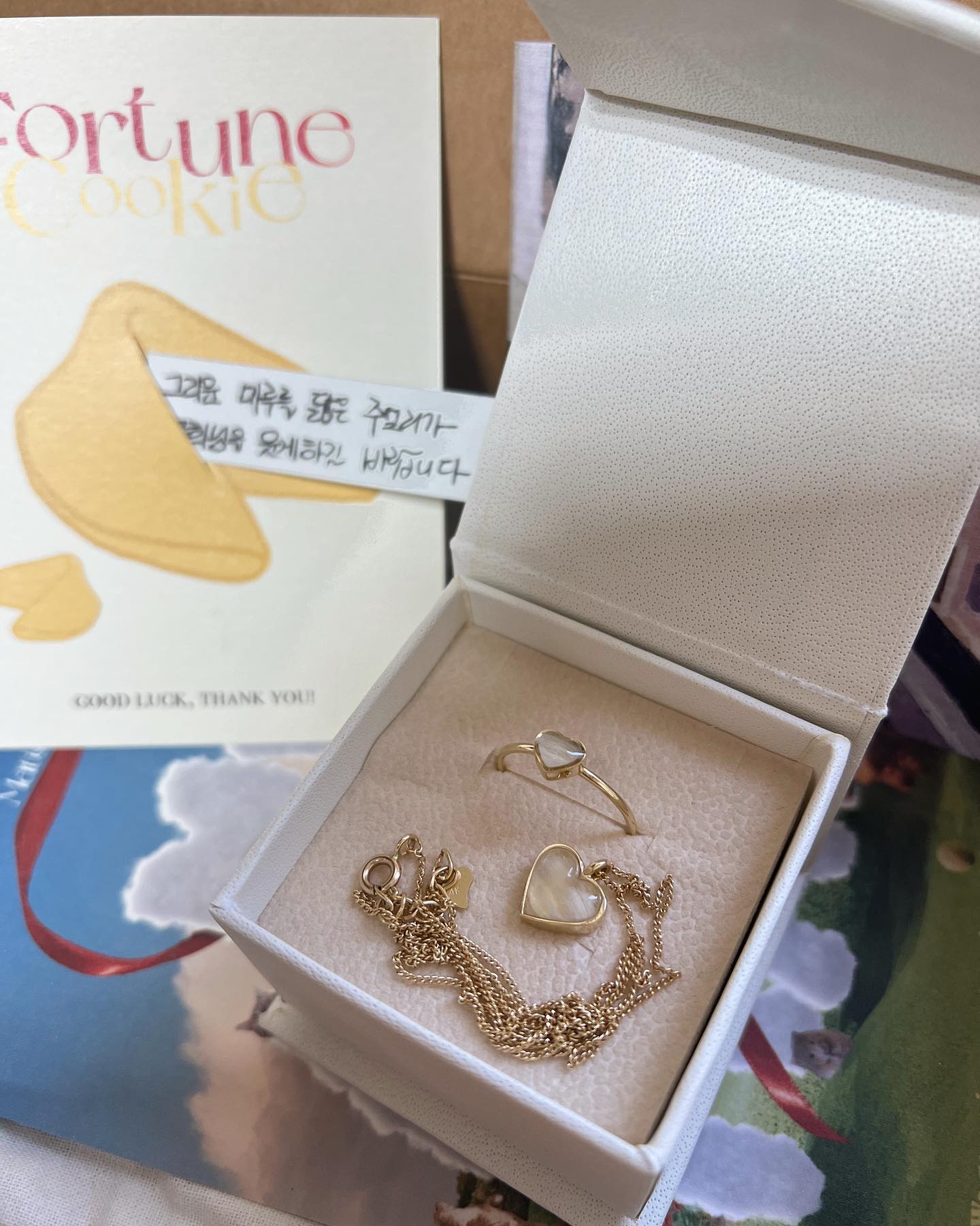 마루반지 오래기다렸는대
49제에 맞추어 왔다
아이들의 털을 넣어 소중해✨
.
#나랑가장가까이있자#마루아라
지니고있음 위로가돼
나의 #관짝템