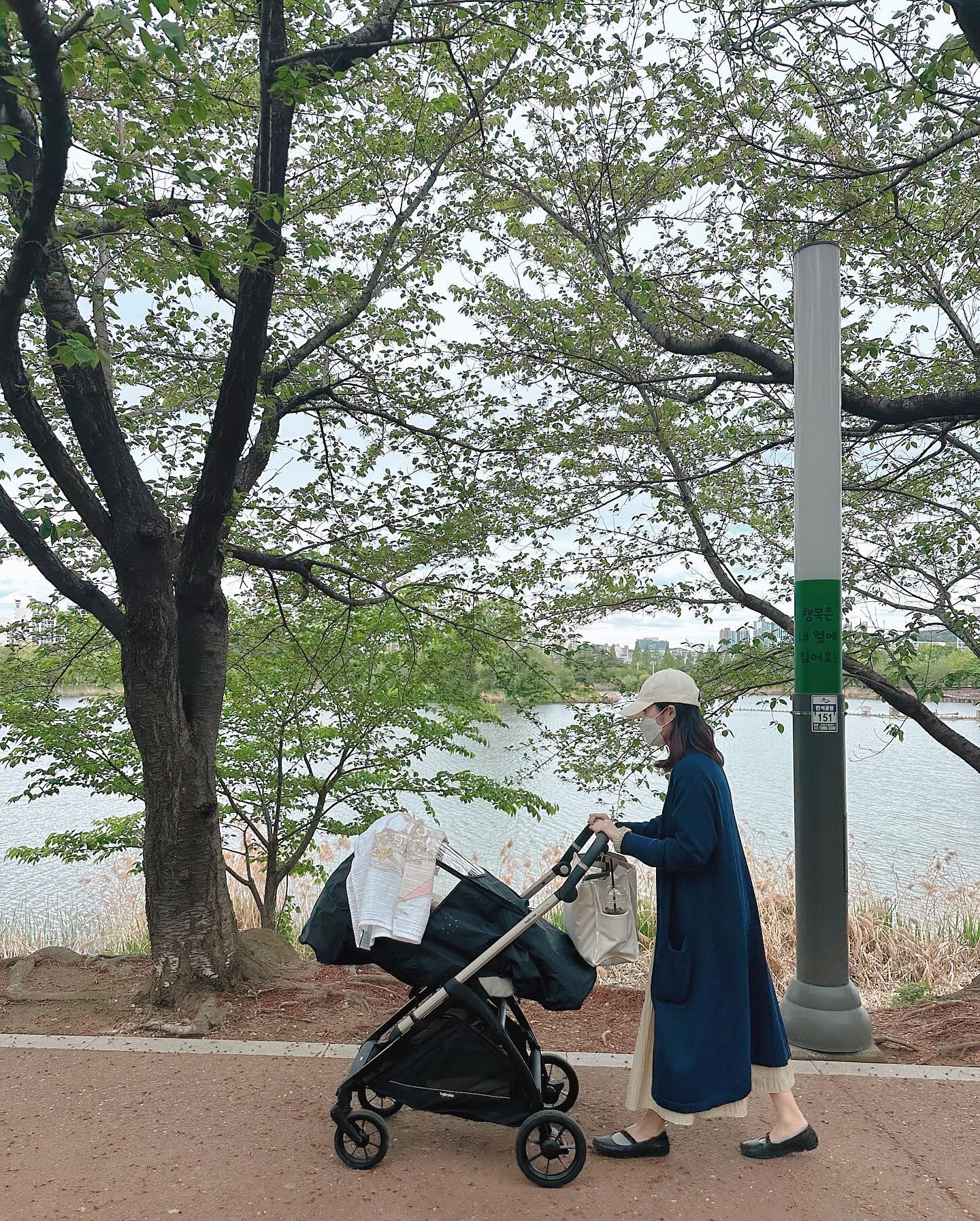 #육아기록 

출산 휴가중인 남편과 어제,오늘 산책 모음 ❣️
미세먼지 좋을 때 후다닥 !

빨기 욕구 완전 심해서 쪽쪽이 장착
아니면 엄청난 주먹고기와 침독 🥲

일단 유모차 타면 잠부터 자는 울 공주님
나중에 좋은 거 많이 보여줄게 💓