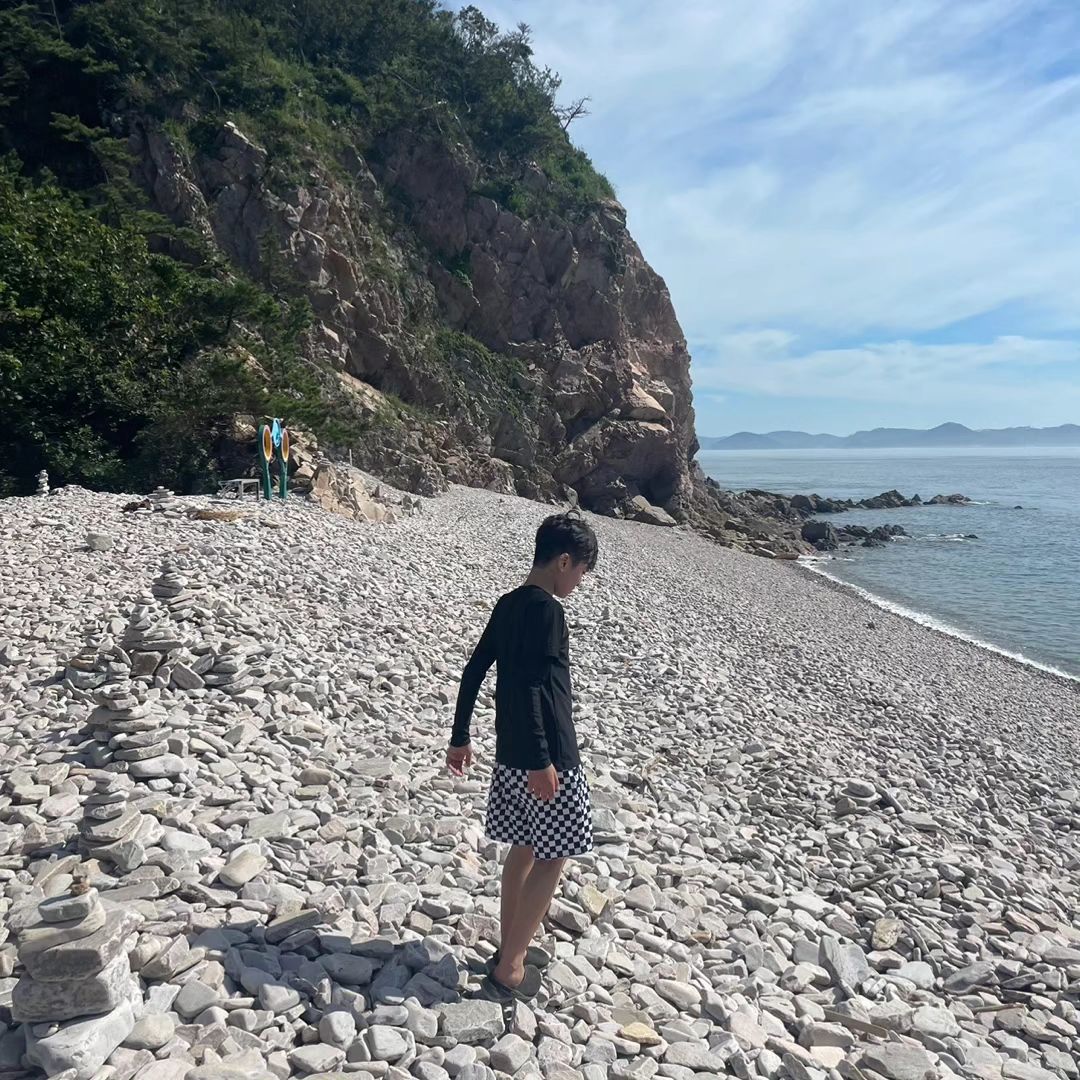 어쩐지 주차장에 사람이 없음 
산을 넘어야 볼수 있는 
다들 씩씩거리며 올라가고 
내려오고 운동화 필수인곳 
 1시간 산타고 내려가면 볼수 있는 
멎진 해변 멎지긴 멎지네 

#해변 
#바다
#여름