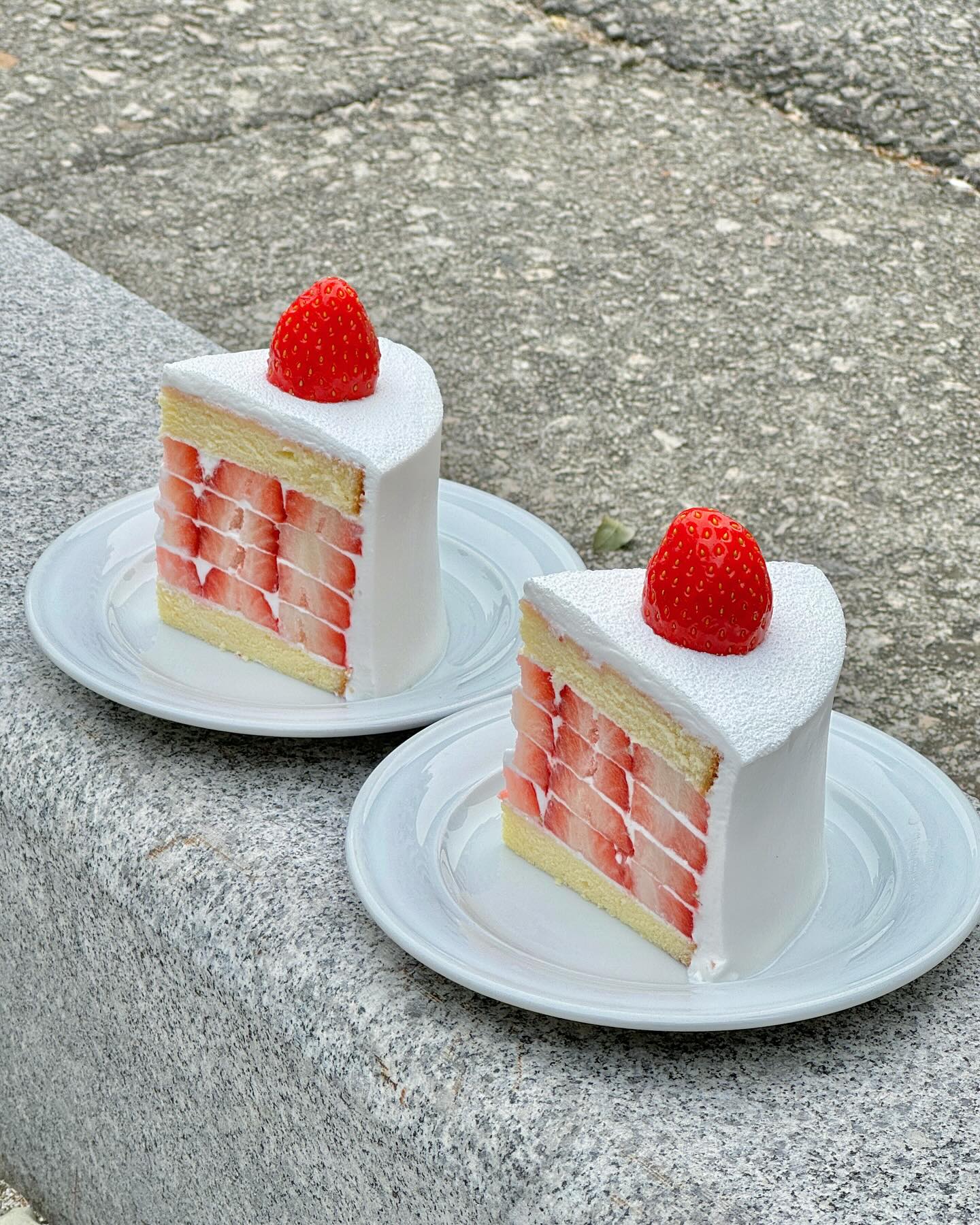 🍓가셔야겠쮸? 2탄!
.
.
겨울만 되면 웨이팅 심하게 줄서는
딸기케이크 최강자
💫커피브론즈 다녀왔어요

작년 5번의 도전 끝에 성공한
그 유명한 생딸기 케이크 인데요
오픈런 시간보다 더 빨리달려
왔지만 딸기케이크는
11시부터 나오더라구요!🫨
하지만 포기할수없는 케이크이기에
기다렸다가 드디어！ 11시!
나오기 전 선결제하여
제일 먼저 받아볼수 있었어유😁

감동적인 비쥬얼에 딸케!🍓
이쪽저쪽 다니며
사진 너모 예쁘게 담고
금방 순삭!
빈접시...

너모나 맛있어 
3초컷 해버린것이쥬🤭

여러분들은 2초컷 하셔유 

아시겠쮸 ?😁
.
.
📝먹어본 메뉴
💫딸기케이크  10.0

📍커피 브론즈
(coffeebronze)
🏠서울 종로구 율곡로5길 20 1층
🚃지하철 3호선 안국역 1번출구
🕒평일 9:30 ~ 18:00 (라스트오더 17:00)
토요일 11:00 ~ 18:00 (라스트오더 17:09)
🔥매주 일요일 정기휴무

#커피브론즈 #딸기케이크
#딸케 #과일케이크 
#과일케이크맛집 
#딸기케이크맛집