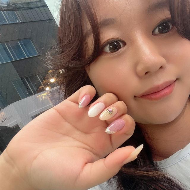 혜니 on Instagram: "#협찬 성수동 탐라네일에서 손톱연장하고 가을맞이 네일 새로 했어요!! 준비되어있던 아트들이 다 예쁜데 저는 핑크+스킨톤의 예쁜 파츠네일 했어요. 여행다녀온 뒤로 손톱