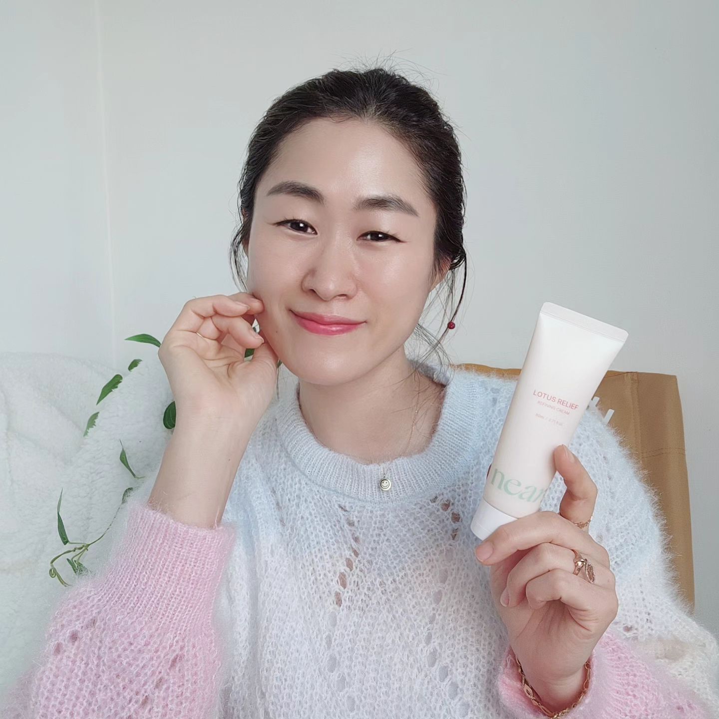 #협찬

화장은 열심히 하는데!
시간이 지날 수록 모공은
도드라져 보이고 화장은 들뜨고~🙄
이럴땐 모공케어는 물론,
수분과 보습까지 잡아줘
화장이 잘~ 먹을 수 있도록 도와주는
#로터스릴리프 리파이닝 크림을
발라보세요🙂

튜브형 크림으로 위생적으로 사용할 수 있고
8종 복합 히알루론산 함유로
당김없이 촉촉함은 오래오래~💕

유수분 밸런스 및 피지 조절에  뛰어난
특허원료 Anti sebum P 함유로
모공 늘어짐 걱정없고☝️
파우더와 오일로 피부에 보호막을
형성해주니 어떤 화장을해도 착붙👌

🌸 꽃잎처럼 부드러운 촉감
새틴처럼 은은한 속광으로
수분감 꽉~ 채워주느 느낌까지~!!
너무 좋잖아👍

neargarden_official
#모공수축크림 #모공줄이는방법 #화잘먹크림 #모공크림 #결크림 #피부결케어 #연꽃크림 #니어가든크림 #화잘먹