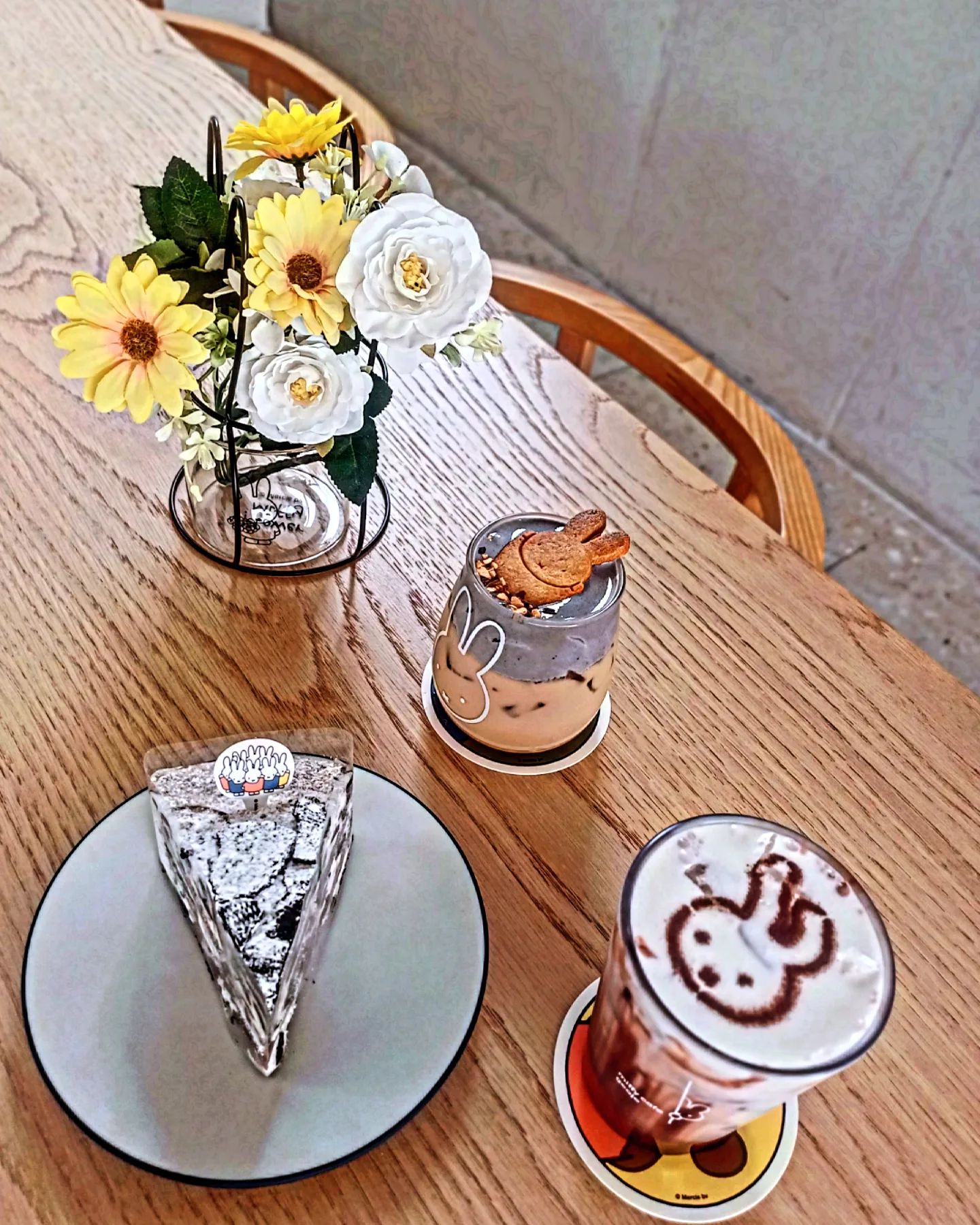 .
위례맛집은 지금 거제 여행 중 😎🥳 #음식제공

통창으로 바다와 산을 동시에 볼 수 있는 멋진 뷰와
귀여운 미피 캐릭터라 여기저기 가득!!
아이와 부모 모두가 만족할 수 있는 #거제도카페

바람의언덕 구경하고 
근포동굴에서 인생샷 찍고
#미피카페 방문해서 시그니처 미리라떼 먹으며
당&카페인 충전하며 귀여운 미피보면
하루가 뿌듯해요 🥰😄

#다대리카페 #바람의언덕카페 #근포동굴카페 #거제도디저트맛집 #다대리디저트맛집 #거제도데이트