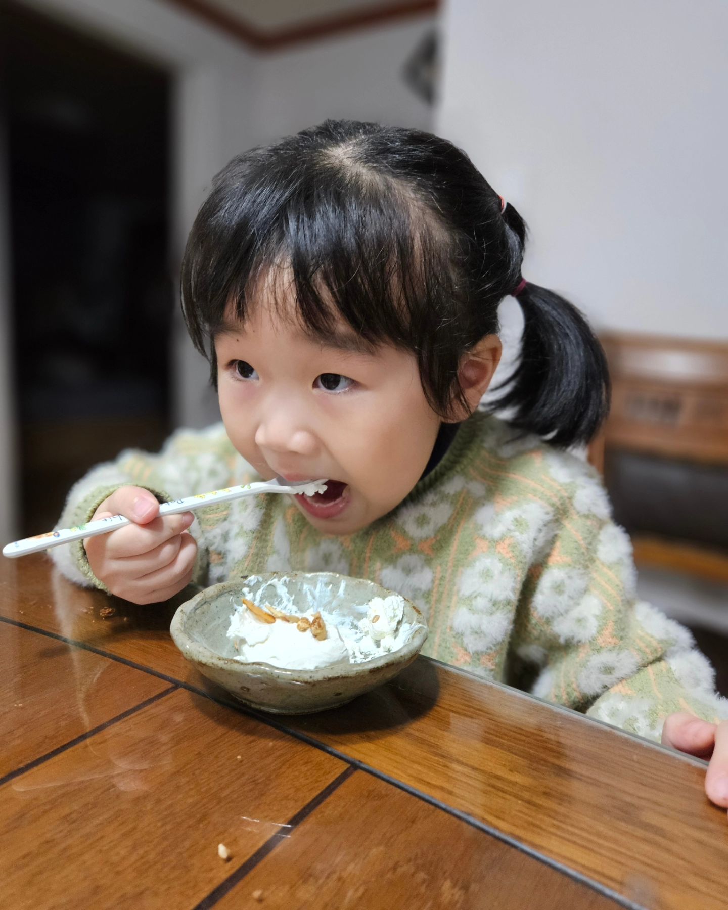 #협찬 bear_greeks

꾸덕꿛ㄱ한 그린요거트 너무 맛있어!!
그런데 매일 사먹을려고하니 너무 비싸 ㅠㅠ 
감당이 안되더라고요!
안되겠다 싶어~ 당장 집에서 만들어 먹기로 하고~

#베어그릭스꾸덕메이커 덕분에
진짜 세상 편하고 가성비 좋게 맛있게 만들어 먹고 잇어요!

시중에 파는 요거트를 사서 붓고
냉장고에 8시간 넣어두면서
1차 유청분리 하고 난 뒤
누름판을 끼워 12시간 이상 냉장고에 넣어
2차 유청분리 하면 끝!!!

직사각형 틀이라서 냉장고 한쪽 면에 넣어두고
자리 차지도 않가고 딱 딱 좋음!!

세척하기도 너무 편리해서 유용하게 잘쓰이는 중~
역시 면보보다는 훨씬 위생적이에요!

거기다가 대용량 4L이기 때문에
두고두고 넉넉하게 먹을 수 있더라고요.

고소한 베어그릭그래놀라와 함께 먹으면
세상 다 가진 느낌 😄

#베어그릭스 #자이언트꾸덕메이커 #꾸덕메이커 #그릭요거트제조기 #그릭요거트만들기 #유청분리기 #그릭요거트메이커
