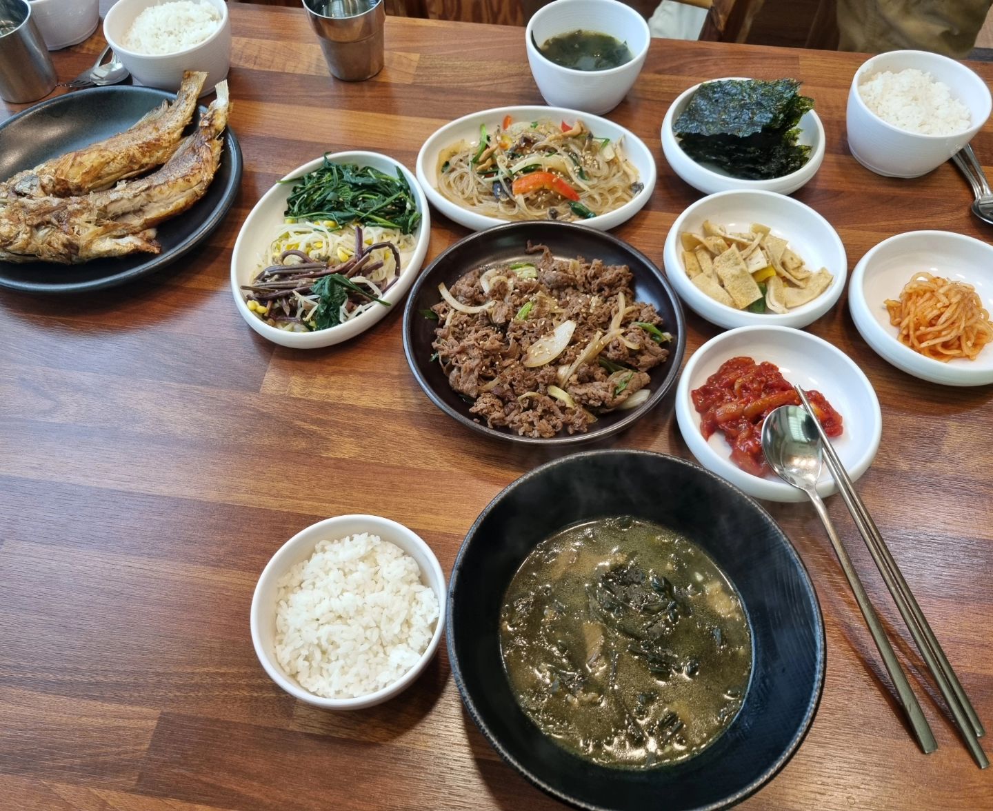 #HBD 

매년 내생일날 푸짐하게 차려주는🎂 🙇‍♀️

출근해서 생일상 만들어 부르는 내..편 
이모님들이 생일상차려주는남편이 어딧냐궄ㅋㅋㅋㅋ
맞죠.. 감사하게 생각해야겟죠..🩷

저녁엔 대게 까지 사주는 마이 허즈밴드 
한마리는 심이화니가 해치운거 실화냐..
우리 쫘니는 눈 뜨자마자 축하한다고 사랑한다고 
꽉 안아주는 사랑둥이
우리아들들 맞구나..🩷

미역국 감사해요🔥😍

#생일상차려주는남편
#happybirthday