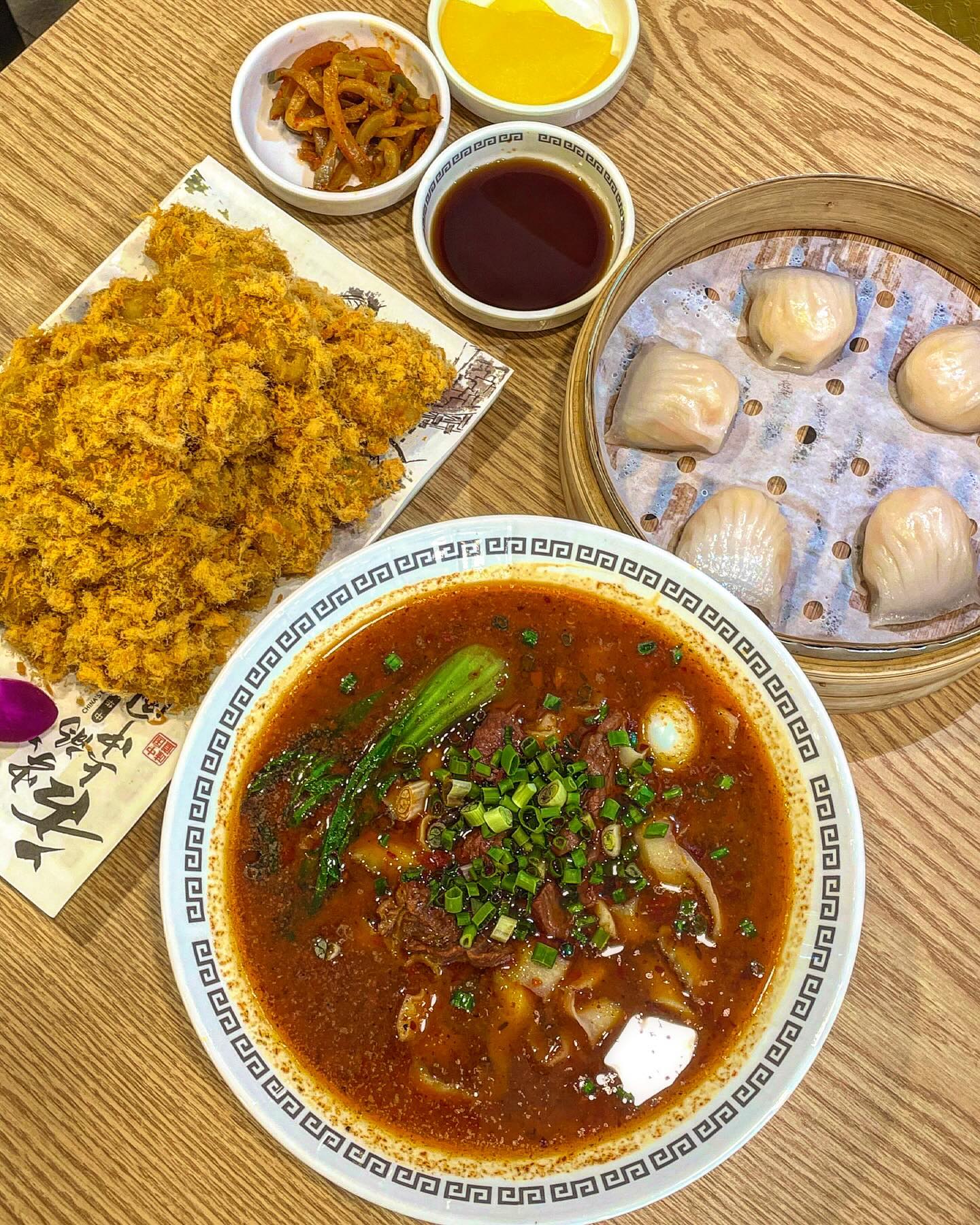 중국의 맛을 그대로 신촌에 가져온 곳🇨🇳
⠀
#건륭산시도삭면신촌본점 dosak20 
________________________________________
⠀
합리적인 가격으로 다양한 중국음식들을 맛보고 싶어 오랜만에 중국 음식점을 방문했다😋
⠀
🍆육송가지튀김🍆은 겉은 꿀타래같은 독특한 식감인데 안에 가지가 고구마처럼 달달하다 처음에 고구마무스인줄 알았다 가지를 선호하는 편은 아닌데 처음으로 가지가 맛있을 수도 있구나 생각이 들었다! 겉에 특히 뿌링클처럼 시즈닝이 뿌려져있어 단짠으로 계속 들어간다🤤
⠀
🍜우육 도삭면🍜은 매콤칼칼한 국물이 너무 매력적이고 고기가 너무 부드러워서 술술 들어간다! 도삭면 특유의 굵고 쫄깃한 면에 국물이 잘 베여서 칼칼하게 해장각..❣️ 한국인도 현지인도 함께 즐길 수 있게 과하지도 향신료 선을 잘 지켜서 과하지도 부족하지도 않은 맛이 마음에 들었다👅
⠀
🍤새우 딤섬🥟은 한입 베어물면 탱글한 새우가 꽉차게 들어있어 너무 촉촉하고 부드러웠다 특히 피가 엄청 얇고 쫄깃쫄깃해서 식감과 맛 어느것 하나 빠지지 않았던😋
⠀
점심시간에 방문했는데 손님도 엄청 많고 옆에 중국인분도 먹으러 오셨다!! 사장님께서 중국어로 주문를 받으시던데 순간 해외인줄 알았다🤭 이게 바로 현지인 맛집인가🇨🇳
⠀
매장도 엄청 커서 여유롭게 먹을 수 있었는데 50명이상 수용가능한 쾌적하고 넓은 매장이 마음에 들었고, 특히 12인 수용가능한 단체룸도 완비하고 있어 연말 약속 잡기에도 딱인듯❄️
⠀
합리적인 가격으로 다양한 중국음식들을 맛보고 싶다면 한번 방문해보시는건 어떨까요❓
⠀
📍서울 서대문구 명물길 33 1층 건륭산시도삭면
⠀
🏷️ 우육도삭면 10,000₩
🏷️ 새우딤섬 8,000₩
🏷️ 육송가지튀김 20,000₩
________________________________________
⠀
#협찬 #건륭산시도삭면 #건륭산시도삭면신촌본점 #신촌맛집 #신촌맛집추천 #신촌역맛집 #홍대맛집 #신촌핫플 #연대맛집 #이대맛집 #신촌중식 #도삭면맛집 #딤섬맛집 #찐냠냠