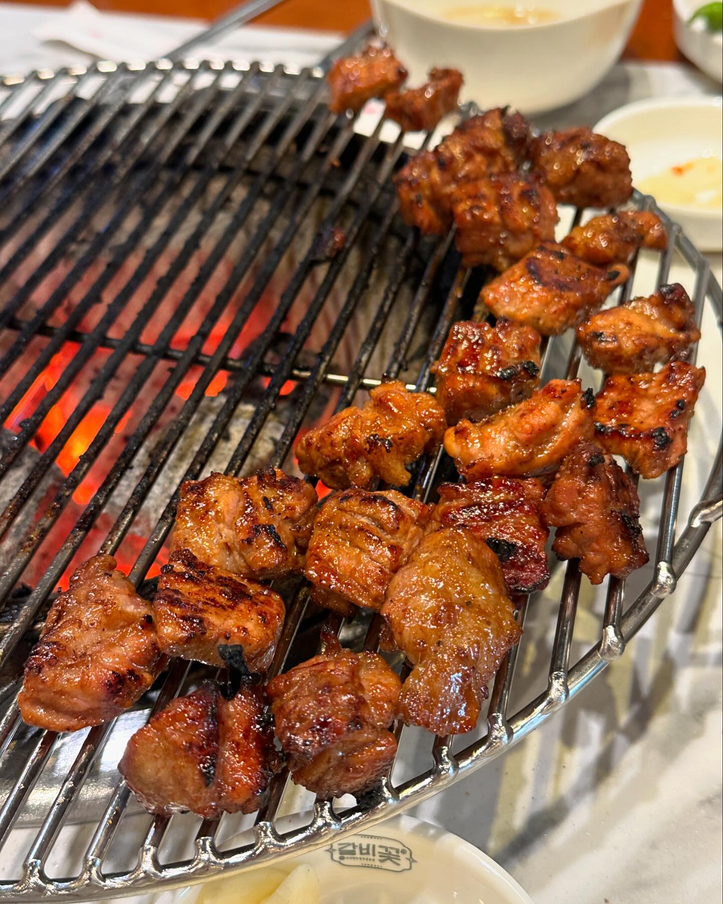 #협찬 galbi_flower_icheon #갈비꽃이천안흥점 

이천 돼지갈비맛집 갈비꽃 이천안흥점
갈비가 야들야들 부드럽고
양념 간도 딱이라 넘 맛있어요🧡

서비스로 버섯샤브샤브도 같이 나오는데
마무리로 칼국수면까지 꼭 넣어드세요🤤

후식으로 식혜랑 아이스크림까지 
구비되어 있어서 진짜 최고에요!👍🏻

개별룸도 있어서 가족모임이나 
회식장소를 찾는다면 추천합니다!!👏🏻👏🏻

📍주소:경기 이천시 구만리로 226
⏰영업시간: 월-금 16:00-22:00 토-일 11:30-22:00
🏷️ 메뉴: 꽃돼지 양념구이2, 바지락된장찌개+공기밥

#이천맛집 #이천맛집추천 #이천맛집베스트 #갈비꽃 #갈비꽃이천 #이천갈비꽃 #이천돼지갈비 #이천갈비