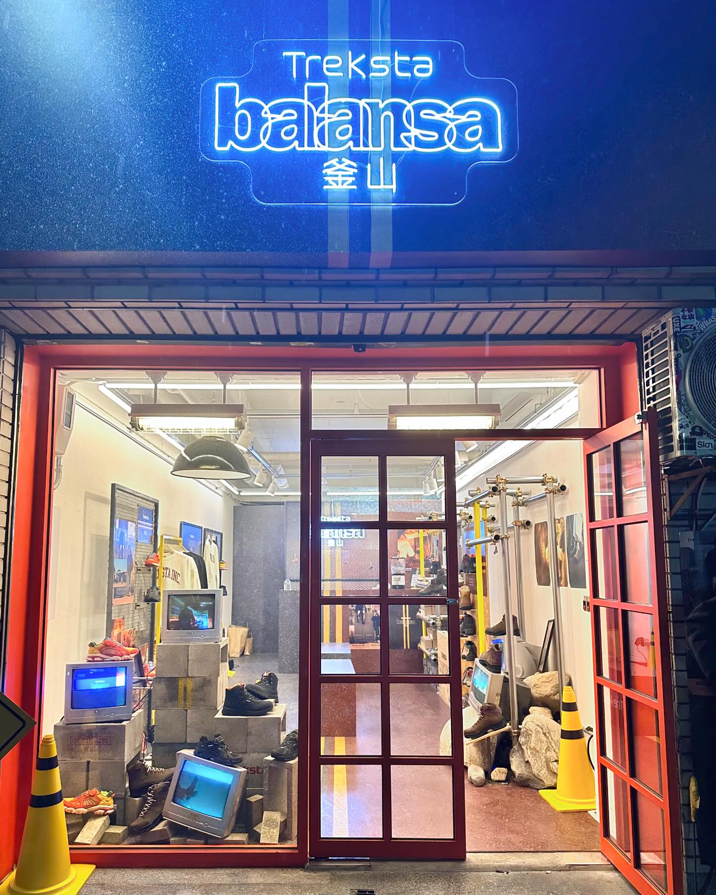 #협찬 treksta_official

트렉스타x발란사 팝업스토어에 갔다 왔어요😃🙌🏻
아웃도어 라이프스타일 브랜드 트렉스타와 빈티지 무드의 컬처 편집샵 발란사가 신발을 협업 했답니다!👏🏻

⭐️팝업스토어 기간은 1월 8일까지이며, 부산에서 힙한 곳 찾으시는 분들께 추천드려요!

#협찬 #트렉스타 #발란사 #트렉스타팝업 #발란사팝업 #팝업 #팝업스토어 #부산팝업 #부산팝업스토어 #부산핫플 #부산여행 #서면핫플 #서면팝업 #트렉스타x발란사