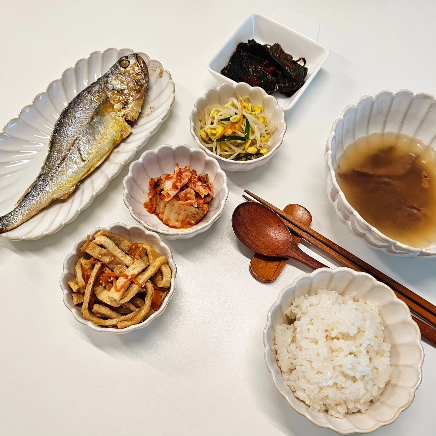 🌰

추석이 다가온다..
선물로 무얼 해드릴까 고민하다가 눈에 뛴
사대부집곳간 부세보리굴비😊
전자렌지에 20초면 끝!! 찜요리도 가능함:)

여의도 미식의 명가 ' 사대부집곳간' 
사대부집곳간은 서울의 중심 여의도에 자리한 고품격 한식
다이닝으로, 사계절이 선사하는 신선한 재료로 마음을 담아
만든 한식을 선보이는 새로운 한식 다이닝🍚

 전통 섭간방식으로 아가미와 입, 몸통에
국내산 천일염을 뿌려 수분을 빼고 간이 적당히 배도록 하여
보리굴비 본연의 깊고 진한 맛을 극대화하여 풍미를 UP!!

보리 숙성공정을 통해 생선의 비린 맛은 잡아주고
감칠맛을 살려 풍부한 맛과 향을 느낄 수 있고
장기간에 걸친 냉풍·열풍 건조로 씹을수록
더욱 꼬들꼬들한 식감이 느껴지는 부세보리굴비예요~

개별진공포장으로 실온에 간편하게 보관할 수 있어
냉장고 자리 차지도 안하고 간편해서 좋으네요~~

#사대부집곳간 #부세보리굴비 #보리굴비 #보리굴비찜 #고추장보리굴비 #보리굴비구이 #굴비 #보리굴비요리