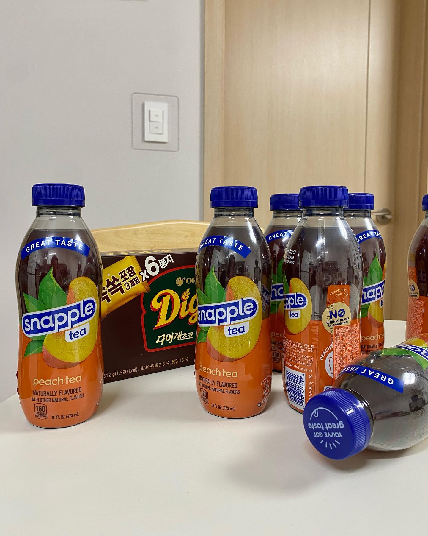 #협찬 #제품제공 #스내플 #Snapple #뉴욕에서온스내플

1972년 뉴욕에서 출시된 스내플 만나봤어요.

뉴요커들이 햄버거, 피자, 베이글,
샌드위치등에 함께 먹는 음료라는데
저는 매일 간식 타임에 함께 하고 있어요.

달콤한 과자와 산뜻한 맛의 복숭아 티가
너무 잘 어울려 마시다보면 한병은 그냥 순삭 ~

쓴맛 없이 복숭아 특유의 은은한 단맛과
깊은 향이 느껴져서 꿀떡꿀떡 넘어간답니댜 💛
 
* 제품 구매처는 아래에서 확인하세요.

- 온라인 : CNC Mall(자사몰)
- 오프라인 : 지노스 피자 (이태원점, 압구정점, 해운대점), 할랄가이즈 (홍대점, 강남점, 이태원점), 롸카두들 (이태원점, 압구정점, 성수점), 핍스마트 (흥인동/신당역), 더백푸드트럭 (후암점), 셀러브리티 버거 스테이지 (대치동), 더 리얼 치즈버거 (홍대점), 데이비드 베이글 (여의도 IFC Mall점), 에브리띵베이글 (연희동)