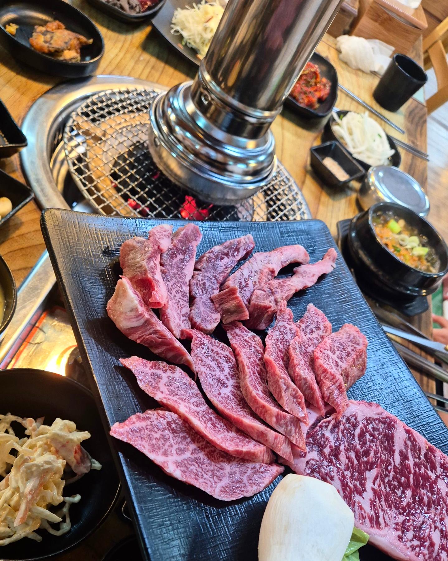 #고기파이터들이왔다😁 #구항한우 #살살녹죠

홍성 오면 첫끼는 무조건 한우🥩
5인분으로는 너네 분명 부족할 것 같아서....
엄마는 해장국하고 냉면으로 배를 채웠어....🤣🤣
너네 많이 먹고 키만 많이 커주렴😆🙏🏿