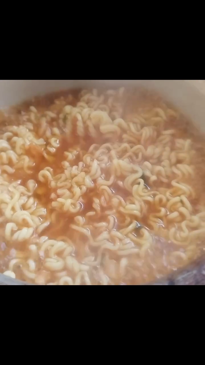 #일상 #김치라면 #부글부글

라면 끓이는 소리~🎵
맛있는 소리~🎵
