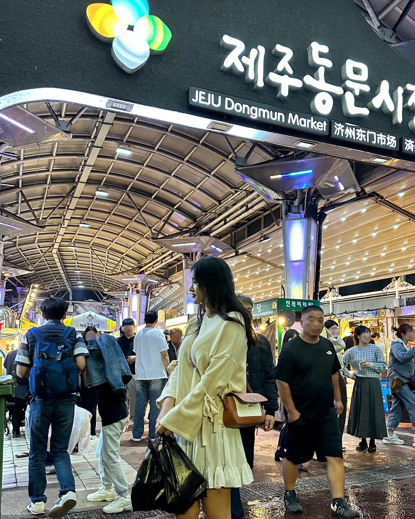 .
휴 .. 아니...
비행기 지연으로 렌트카 인수 못해서 추가요금 내구
일정 다 망했고 기껏 준비해온 선물도 놓고왔고
동문시장 도착하니 비 쏟아지고
뭐냐고 오늘 ㅠㅠㅠㅠㅠㅠㅠㅠ 가혹하다

#제주여행 #가족여행 #망함 #오늘망함 #여행망함 #제주동문야시장 #무르