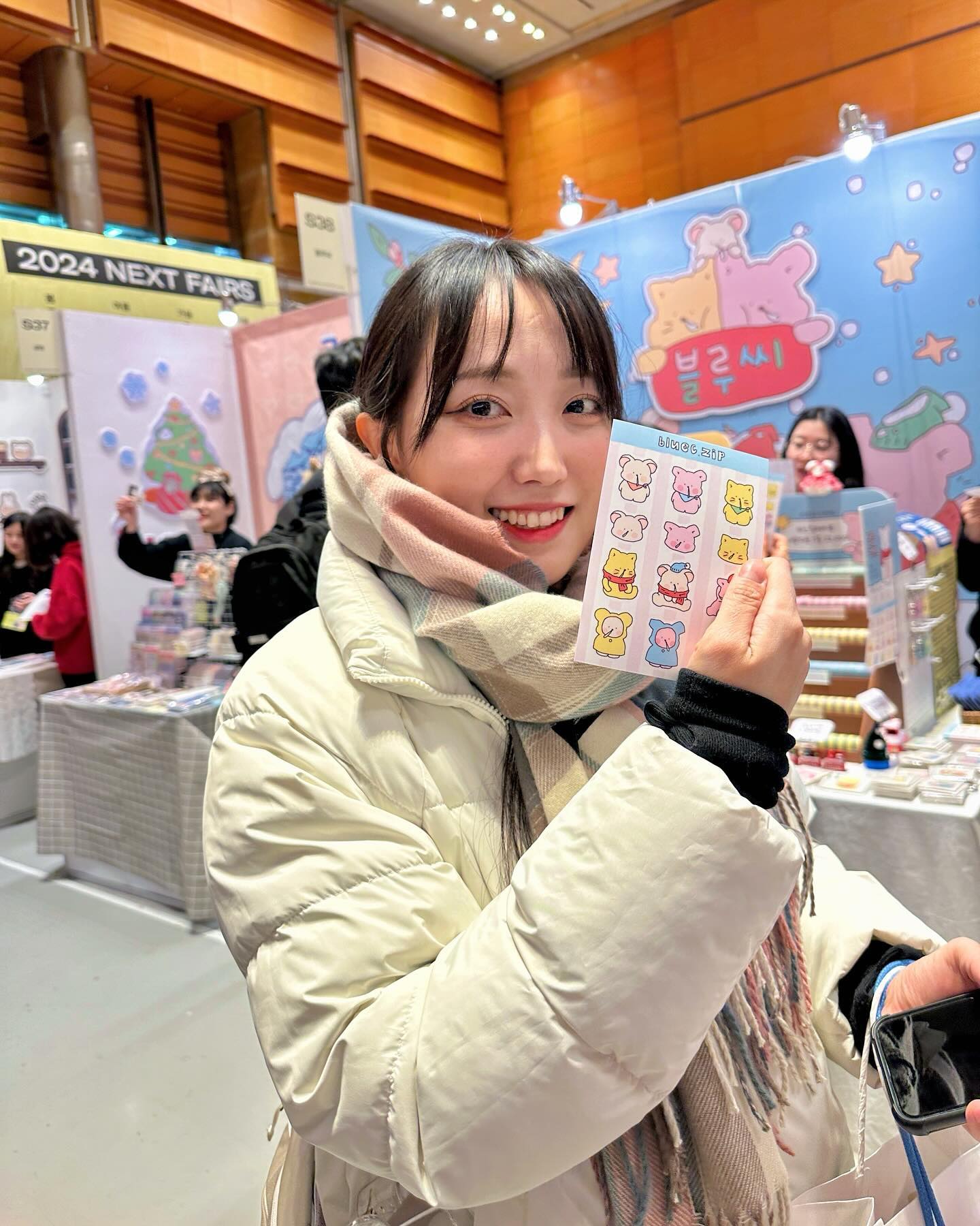 ❗️정보는 글 하단❗️
✍️ 주저리
혜쭈지인 초대권찬스로 서일페에서 귀요미구경을 왕창했댜
그리다만 것 같은 하찮은 귀여운애들 왜케 많은거야,,🤪
나말고 이런거 조아하는 사람이 많은거에도 왕 놀라따,,!
자제했는데 정신차리니 8만원,, 💸 눙눙이네에 젤 오래 이써따☃️
박주나는 쓰레기라고 했다,.ㅋ 뭐 내가 행복했음 대써,,
햄스터굿즈도 짱 많아! 햄덕후 혜쭈랑 햄스터키링 커플로 겟,,🐭
어떤 쥐로 살지 고민하는게 올해 가장 큰 고민이어따🤔
후,, 이 귀얌돌이들을 어뜨케 참아,, 바로 가방에 걸기ㅎ
서디페는 장르가 다양해서 다채로워따! 눈 행복!
수빈쨩 작품도 처음봤는데 너어무 머시짜나,,, 본업최고ㅋㅎ♥️
내년에도 또 오고 싶은데,, 대신 카드는 집에 두고,,
볼거리많아서 오픈런해서 점심 4시 다 되서 먹음,,
간만에 오지게 걸었더니 전신이 아팠당,, 산보다 더 힘듦😨
여튼 집에 데려온 귀요미스티커 볼 때 마다 뿌듯,,. 헿☺️
*배경아니고 쪽파 그거 머리띠 맞음

-

✅ 박람회정보 ✅

📍23.12.23 방문

1️⃣서울 일러스트레이션페어V.16

🗓️기간
- 23.12.21(목)~24(일)
- 사전등록 : 2023.09.25(월)~12.20(수)

⛳️장소
- 코엑스 B홀&D1홀
- 서울 강남구 영동대로 513
- 9호선 봉은사역 / 2호선 삼성역

⏰시간
- 10:00~18:00
- 매표 및 입장 마감 시간 : 관람종료 1시간 전​

💰요금
- 성인 13,000원 / 청소년 8,000원 / 아동(~7세) 무료

⚠️ 꿀팁
- 오픈런 필수! 오픈런도 대기줄 매우 김
- 겨울외투부피&사람많아 짐최소화, 구매자는 가방지참 추천
- 카드단말기없는 부스 많아 현금지참or카카오페이 잔액 채워서 가기

2️⃣서울 디자인페스티벌

🗓️기간
- 23.12.21(목)~23(토)
- 사전등록 : 2023.11.01(수)~12.18(월)

⛳️장소
- 코엑스 3층 C홀
- 서울 강남구 영동대로 513
- 9호선 봉은사역 / 2호선 삼성역

⏰시간
- 10:30~18:30(토 18:00)
- 매표 및 입장 마감 시간 : 관람종료 1시간 전​

💰요금
- 일반가(현장구매) 12,000원
- 1차 얼리버드 티켓(사전구매) : 8,000원
- 2차 얼리버드 티켓(사전구매) : 10,000원

⚠️ 꿀팁
- 서일페보다 훨씬 널널! 서일페 먼저 갔다가 오기