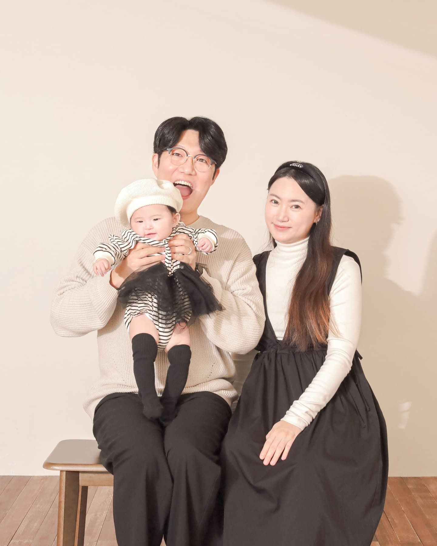 24년 10월 20일,
우리의 6주년 결혼기념일 

기념일마다 사진을 남겨 놓는데
작년 5주년 결기 때는 뱃속에 
콩알만 하게 자리 잡았던 우주가
이제는 '뿅'하고 나와 우주에서 
지안이가 되어 같이 맞이한 결혼기념일 :) 

너를 만나 '정말 빈틈없이 행복해'
.....는 거짓말이고🤭
그래도 너라서 참 다행이라고 생각한 결혼 생활이었다 

이제는 지안이 아빠, 지안이 엄마가 익숙해질
미래에도 우리 잘 살아보자
사랑해❤️ 

#둘에서셋
#가족사진
#셀프사진
#셀프사진관
#6주년결혼기념일
#다이어트어떻게하는거였더라
