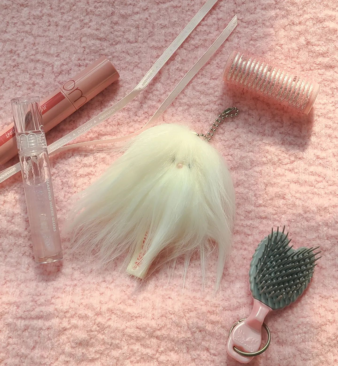 ⠀♡。·˚˚· ·˚˚·。♡♡。·˚˚· ·˚˚·。♡
꼬질이 더스티는 예뿌게 꽃단장도 하고 요리도 한답니다💗🎀
배추도사 무도사(?)에서 귀요미로 변신 완료✨

romandyou 
#롬앤 #더스티메이크오버콘테스트 #더스티온더누드 #네온문 #romandme