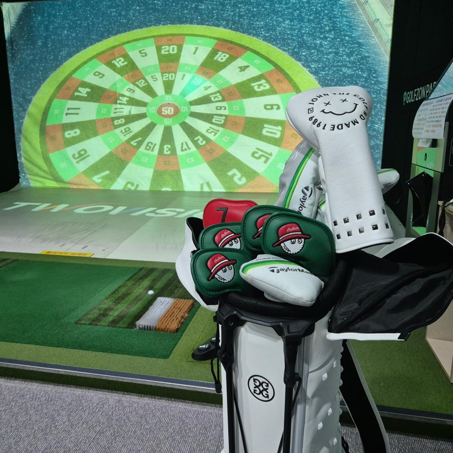 #골린이는성장중⛳️ 

첫시작은20년전
하다말다 포기햇다 다시시작햇다 반복
이젠 더이상미룰수없으니 
3년전다시 본격시작
운동신경제로라 프로님도 절래절래
거북이처럼 느리지만 
포기만 안하면댄다
장비욕심 별루없는난데
드라이버커버 도톰한게 보호도잘대공
흰색바탕에 검은자수 느무깔끔
이뿌자낭~~~♡
우드ㆍ유틸커버도 이걸루깔맞춤 해야징~~
골프마리아 커버맛집이네욤🥰

#골프마리아커버맛집 #존더커버맛집 #존더골프용품
#골린이는 #장비빨 #잘치고싶다공🏌️‍♀️ #협찬