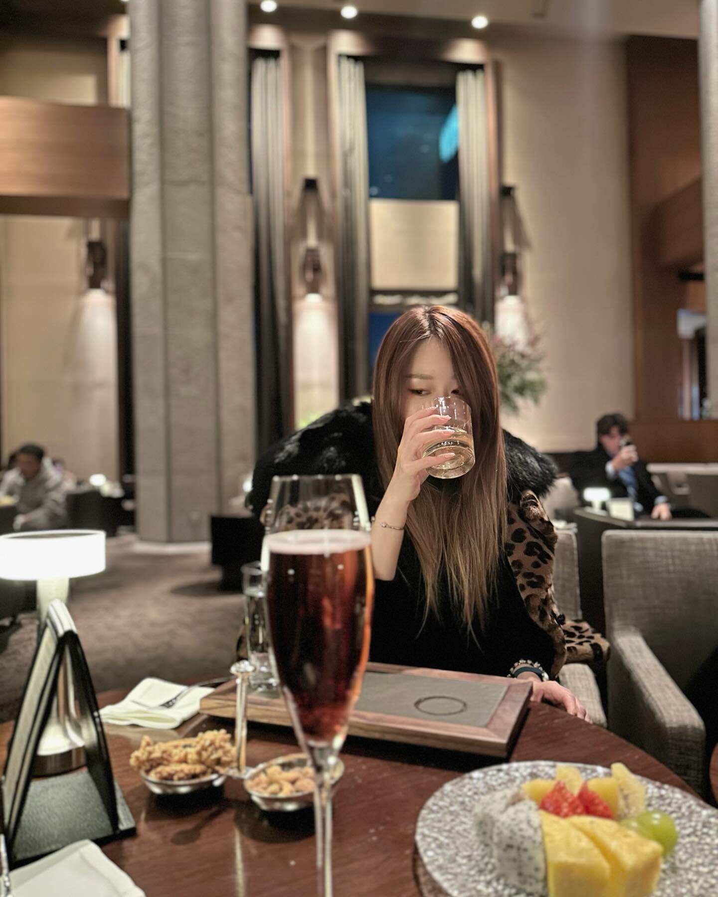 친구들이랑 미리 하는 연말모임🎄

#사람너무많아요 

#신라호텔 #연말모임 #송년회 #신라호텔더라이브러리