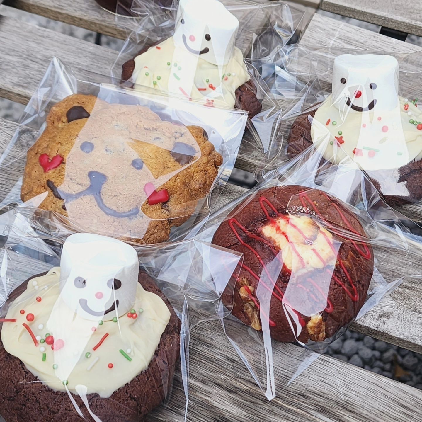 🍪🎀 미리쿠키mas 🐻🎁⛄️
눈과 입이 즐거웠던 쿠키 고르기 시간❣️
귀여움 한껏, 한아름 머금은 수제쿠키 🐻🐻
쫀득하고 부드러운 맛은 커피랑 완젼찰떡
.
매일 아침 구워 더 바삭하고 촉촉한 
구움과자 전문점 [허니베어]
오픈이벤트로 귀여운 텀블러까지 받은건 안비밀😎
.
✔️버터바 / 바나나푸딩 4.0
✔️쿠키류 3.6 ~
✔️휘낭시에 2.8 ~
✔️레몬케이크 3.0
✔️더치커피 3.5 
.
.
✔️허니베어
✔️대구 북구 동천동 934-1
✔️매일 오전 10시 - 저녁8시