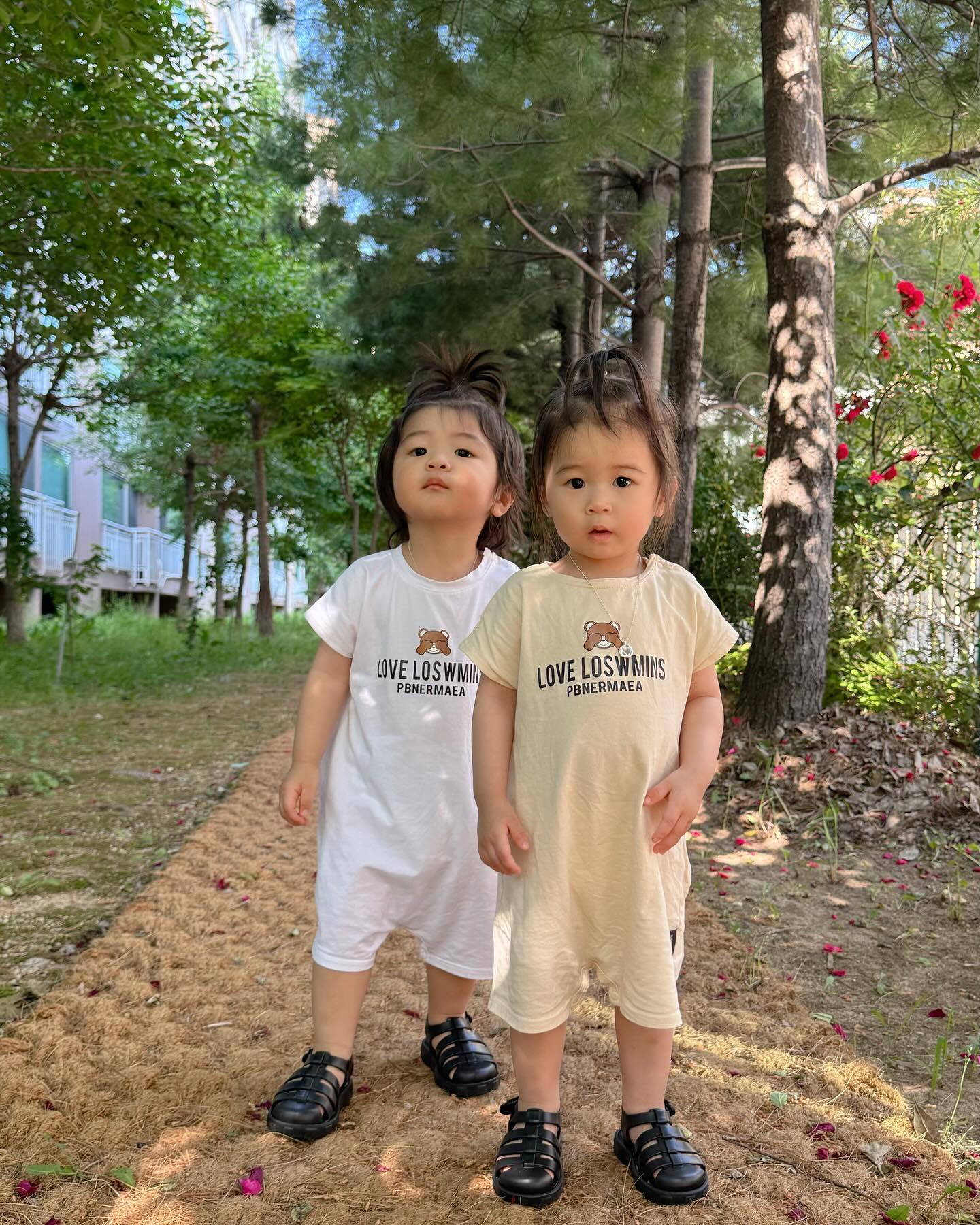 날씨가 참 좋았던 날,
둥이 보러 놀러온 할모니랑 할비랑 집앞 산책🐾

벌써 너무너무 덥지만
엄만 반짝반짝 여름이 좋아〰️✨

-

0615 / D+609 🫧

#19개월아기 #쌍둥이육아 #남매둥이 👦🏻👧🏻