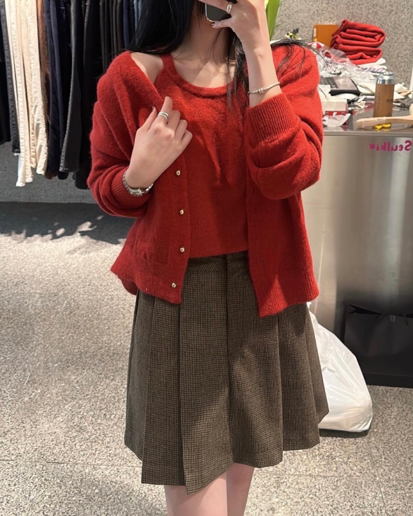 데일리로 입기 좋은 홀터넥 나시와
브이넥 가디건으로 나온 세트상품이에오♥️
두툼하니 포근하고 따뜻하며 골드단추가 귀엽고 고급스런..✨

•골드 단추 니트 나시가디건 set: 레드,핑크,아이,블랙