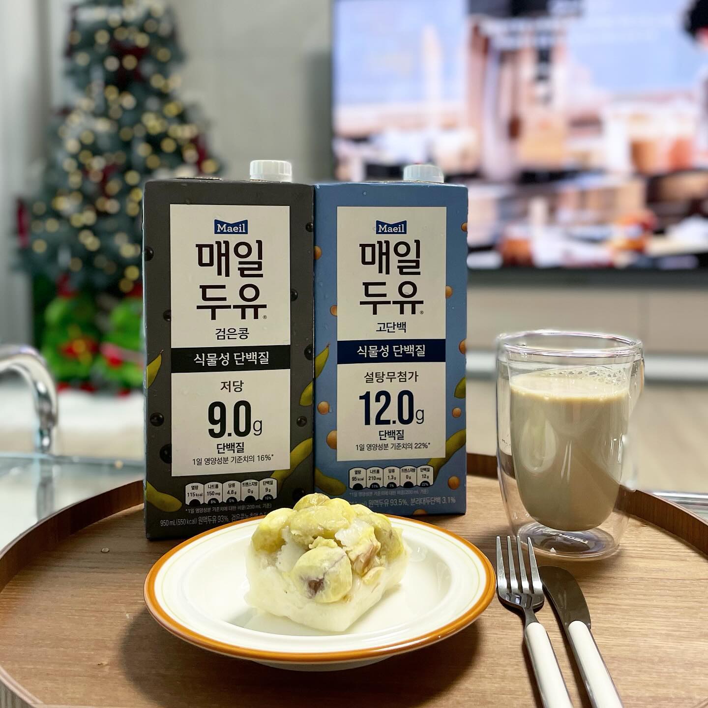 #협찬 
아침 대용으로 마시기 좋은 두유 추천드려요🤍
무려 950ml 대용량으로 출시된
매일두유 고단백/검은콩 두유인데요!

1회 음용량 200ml 기준
🥛고단백 두유의 경우
달걀 약 2개 분량의 콩단백질 12g 함유
당류 1.3g만 들어간 설탕무첨가 두유이고

🥛검은콩 두유의 경우
저당에 콩단백질이 0.9g 함유되어 있는 건강한 두유라고 해요.

대용량이라 가족과 나눠먹기 좋고
두유라떼 만들어 먹기에도 좋았어요!

🤍매일두유 고단백은 온라인에서만
🤍검은콩은 오프라인에서만 구매 가능하니 참고하세요!

#매일두유 #식물성단백질 #고단백 #검은콩 #저당 #설탕무첨가 #두유 #두유다이어트