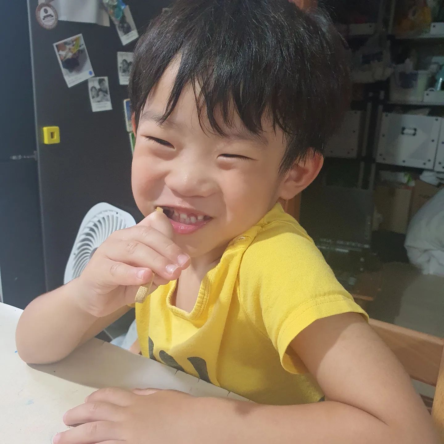 #협찬 #닥터노아서포터즈 #닥터노아서포터즈3기 

미세플라스틱과 유해물질으로부터 안전한 대나무칫솔과 닥터노아치약이 별이네로 와서 써봤어요~
별이는 칫솔질할때 항상 칫솔을 깨무는 습관이 있어서 이자국이 생기는데 플라스틱이라 신경이 쓰이더라구요~
칫솔모도 부들부들해서 자극이 덜해서 더욱 편하게 칫솔질을 하는거 같아요.
그런데 닥터노아브랜드는 대나무 칫솔이라 미세플라스틱이 걱정이 없어서 믿고 쓰는 닥터노아
그리고 플라스틱에서 검출되는 BPA, 프탈레이트, 중금속등 성조숙증, ADHD,비만을 유발하는  유해물질 14종 불검출 검사까지 완료된 제품이라 믿고 쓰는 제품인거 같아요~
닥터노아치약은 라즈베리 레몬맛인데 맵지는 않다고 표현하더라구요~
비건 100% 자연 유래 성분으로 해로운 인공보존료 FREE! 

Thank you dr.noah.official

#불소치약 #대나무칫솔 #어린이치약 #아기치약 #유아치약 #유아칫솔 #아기칫솔