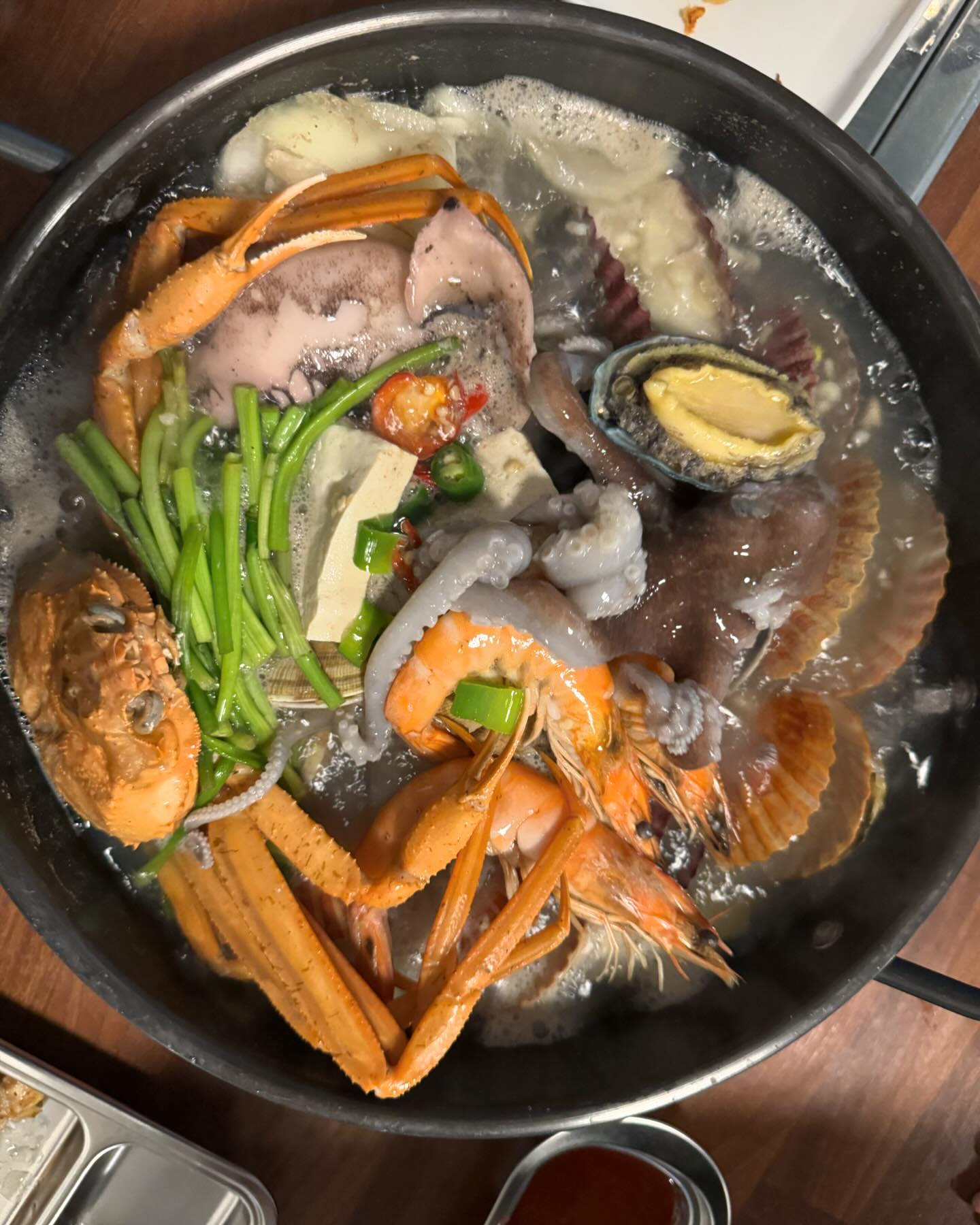 초전동 새로 생긴 양손해물포차

푸짐한 해물탕에 마무리는 꼭 사리로 ✔️
갑오징어버터구이도 소맥안주로 강추

해물탕 중 45,000원
갑오징어버터구이 20,000원
칼국수사리 3,000원
오뎅물떡세트 5p 5,000원
참이슬/카스 각 4,500원 

#진주초전동맛집#양손해물포차#진주양손해물포차
#진주해물탕#진주포차#진주실내포차