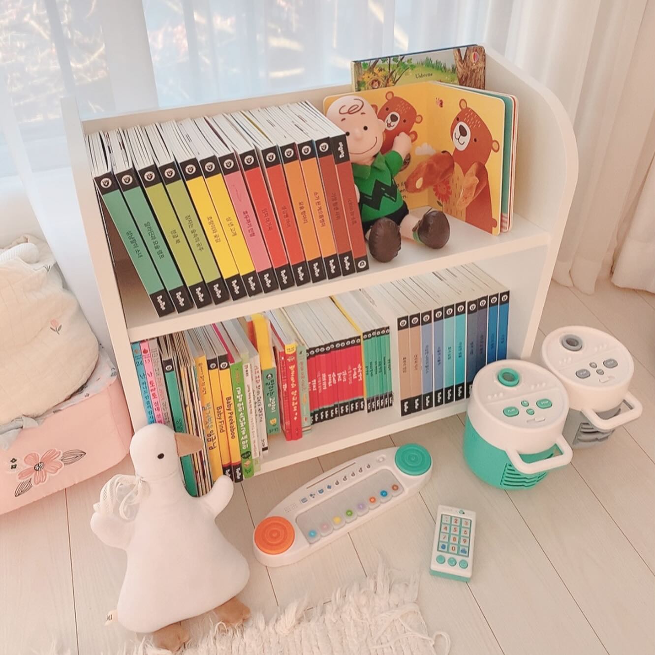 거실 책방 | 소소하게 책이 늘어간다 📚
책육아를 하겠다고 다짐했다기 보다는 아이가 너무 지루해 하는 것 같아서 볼거리를 늘려주고자 내 취향껏 책을 준비해줬다. 손가락으로 이리저리 책을 움직여보다가 점점 펼쳐보는 페이지와 집중하는 시간도 늘어나는 중이다. 아이가 책을 보면 함께 읽어주고 있다. 

+ 현재 19개월 율이에겐 복잡한 그림보다는 단순하면서도 몇 가지 볼 만한 포인트가 있는 책이 적합한 것 같다. 

+ 집에 있는 것을 지루해하면 단지 카페에 가서 그림 책을 본다. 평소에 보던 책이 아니니 흥미를 느끼는 것 같다. 율이는 맛있는 키위주스 마시러 🥝

+ 아이가 스스로 충분히 관찰하고 사고할 수 있도록 미디어는 보여주지 않고 있다. 최대한 미룰 예정.

+ 나름 대학생들의 독서를 지도하고 있어 그런지 주관이 생긴 것 같다. 물론 유아 독서와 대학생의 독서는 다르고 결국 우리나라 교육 시스템이 만들어내는 대세를 거스르긴 어럽겠지만. 

추천책: 두두스토리, 어스본

#두두스토리 전집을 사용하다 보니 아이가 좋아하고 마음에 들어해서 그림자 전래명작을 따로 들였다. 전래명작도 사실 좋은데, 손가락으로 만지며 볼 수 있는 동화책은 단종이 되었는지 찾아볼 구 없고 구매할 수 없어서 당근에서 구입했다. 아이가 가장 흥미를 보이고 책과 친숙해질 수 있는데 구입할 수 없어서 개인적으로 아쉬웠다. 

#어스본 사운드북 가운데 음악가를 테마로 한 책이 있는데, 아이가 책을 보는 시간이 훅 늘었다. 그런데 신기한건 아이가 음악을 눌러보면서 다소 구슬픈 노래에 반응하며 슬퍼한다는 점이다👀아이가 인간으로서의 감성을 느끼고 이해와 공감능력을 증진하는 것이 매우 중요하니 앞으로 다양한 음악을 접하게 해주는 것도 좋을 것 같다. 

의도하지 않았지만 하고 있는 #책육아 #방꾸미기 #아기방꾸미기 #맘소통 #육아맘소통 #육아소통 #호랑이띠 #흑호랑이띠아기 #촬영소품 #좋아요반사 #babypicture #cutebaby #cutebabygirl #babyreels #아기사진 #귀여운아기 #babyanddog #babygirl #babyreels #babyvideos #베이비스타그램