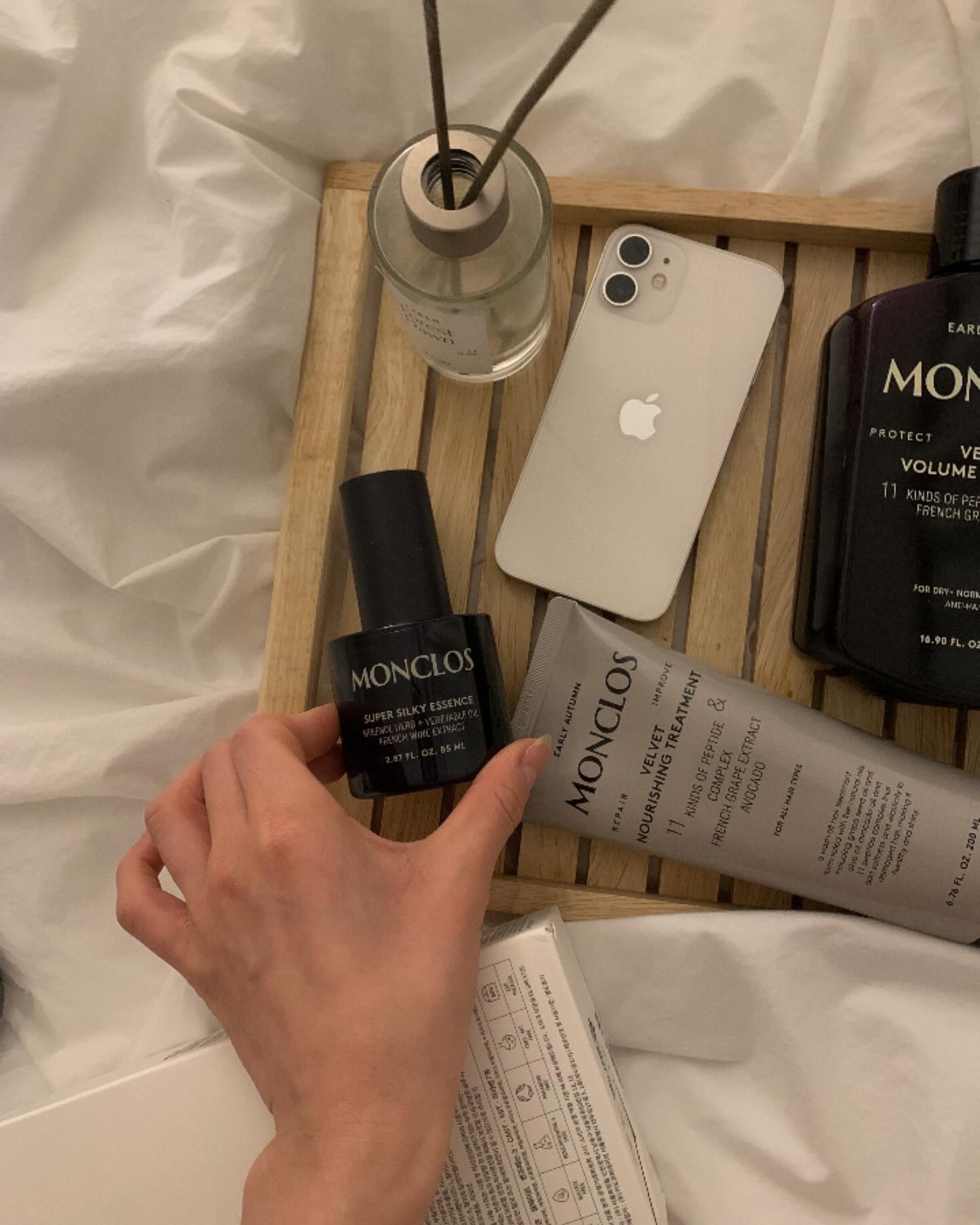 #협찬 monclos_official 
우리의 두피는 대부분 복합성이라 한가지 샴푸만 계속 사용하는 것보다 다양한 기능의 샴푸를 번갈아가며 사용해줘야 한대요! (저도 이번에 처음 알았서요ㅎㅎ) 
몽클로스에서 모발손상개선을 도와주는 벨벳볼륨샴푸, 두피 컨디션을 개선해주는 스칼프솔류션샴푸, 실크 터치 트리트먼트, 슈퍼 실키 에센스를 보내주셨어요. 저도 요즘 요 두가지 샴푸를 번갈아 사용 중 입니다! 패키지도 고급지고 무엇보다 향이 좋아서 만족하고 있어요ㅎㅎ

#몽클로스 #샴푸추천 #트리트먼트추천 #에센스추천 #성수동핫플 #벨벳샴푸 #케시미어샴푸