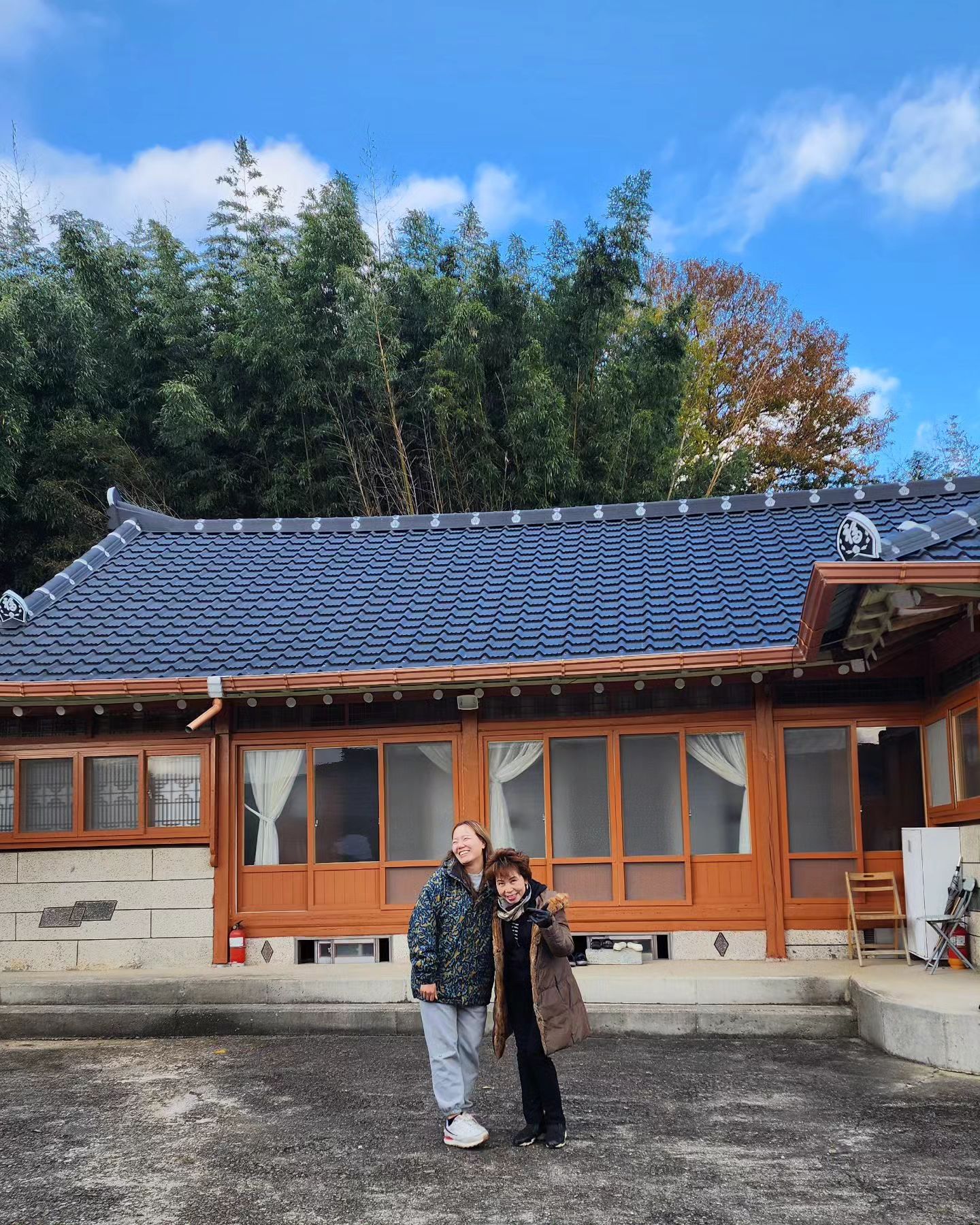 8년만에 찾은 시골 🙂  출산과 임신 육아의 반복으로 너무 멀어 오지 못한 시골을 결혼하고 처음 찾아왔다

흙길은 다 시멘트가 되어있고, 집들도 현대식으로 많이 바뀌어있다 

외갓집에 있는 돌절구도 아이들한테 보여주고😗 아궁이도 보여주고
2일 간 술독에 빠졌으나, 밤하늘 별을 보는건 까먹지 않지💓

20년 전 쯤 시골 하늘에서 본 은하수를 잊을 수가 없어서 그 뒤로 하늘을 많이 보는 것 같다😊

집에 돌아오는 시간이 8시간 걸렸지만 🥹🥹🥹🥹🥹🥹 다음엔 기차 타고 가야지 😏....

돌아가신지 올해 30년 되신 할머니를 그때 내나이의 필립이를 데리고 갈 수 있어서 좋았던 하루❤️ 

.
.
.
.
#함평 은 너무 멀다 ㅠㅠㅠㅠㅠ