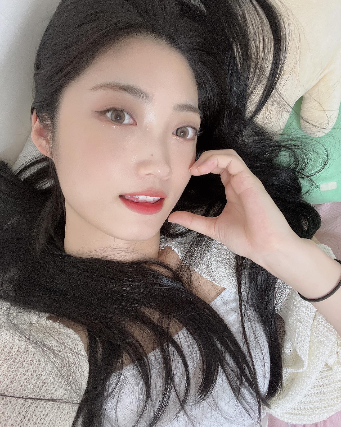 #셀카
 
백만년 만에 셀카 찍었다. 
 
태어나 처음 붙여본 속눈썹과 함께
간만에 화장다운 화장해봐서 셀타😝
